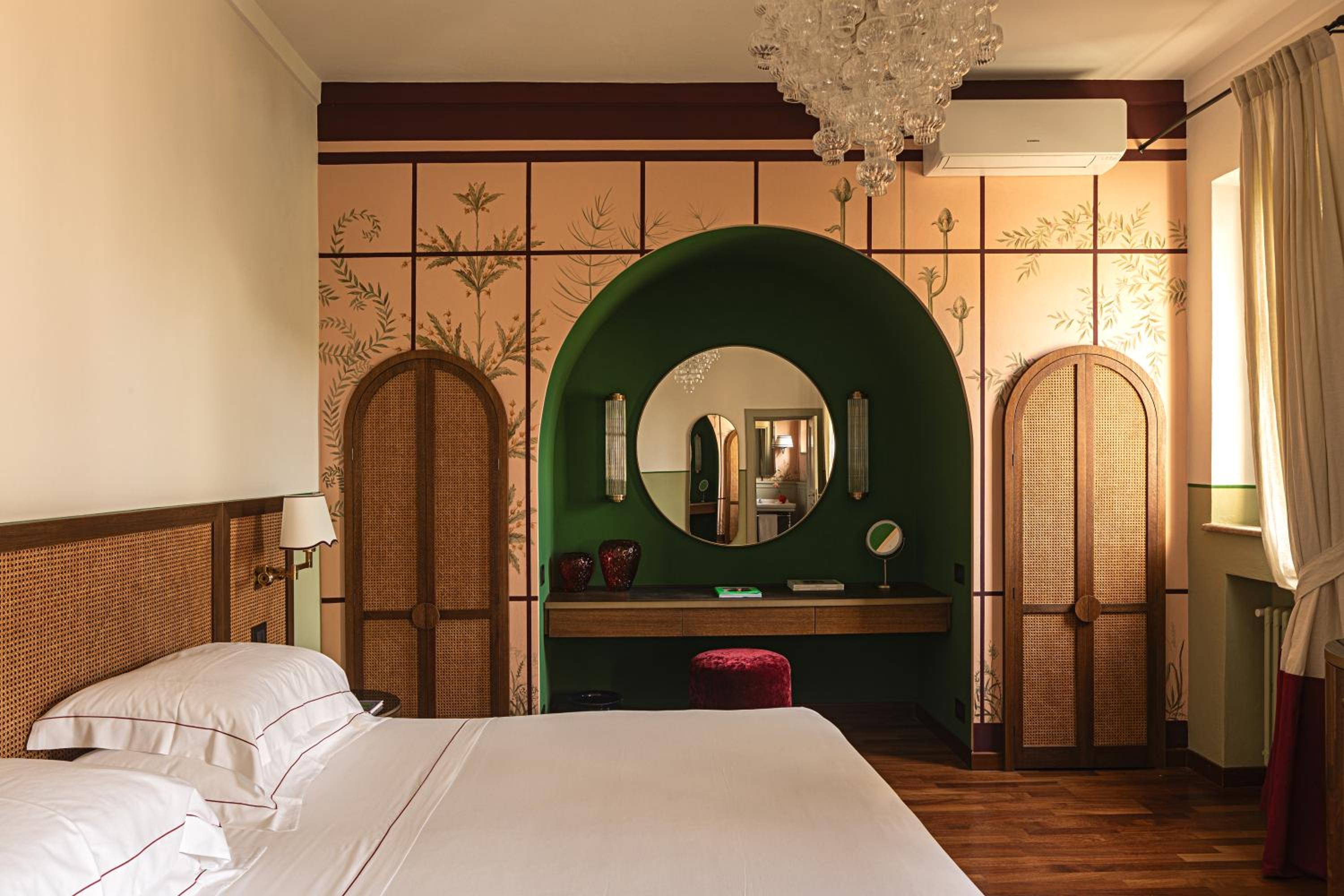 Deluxe Room - Photo 12