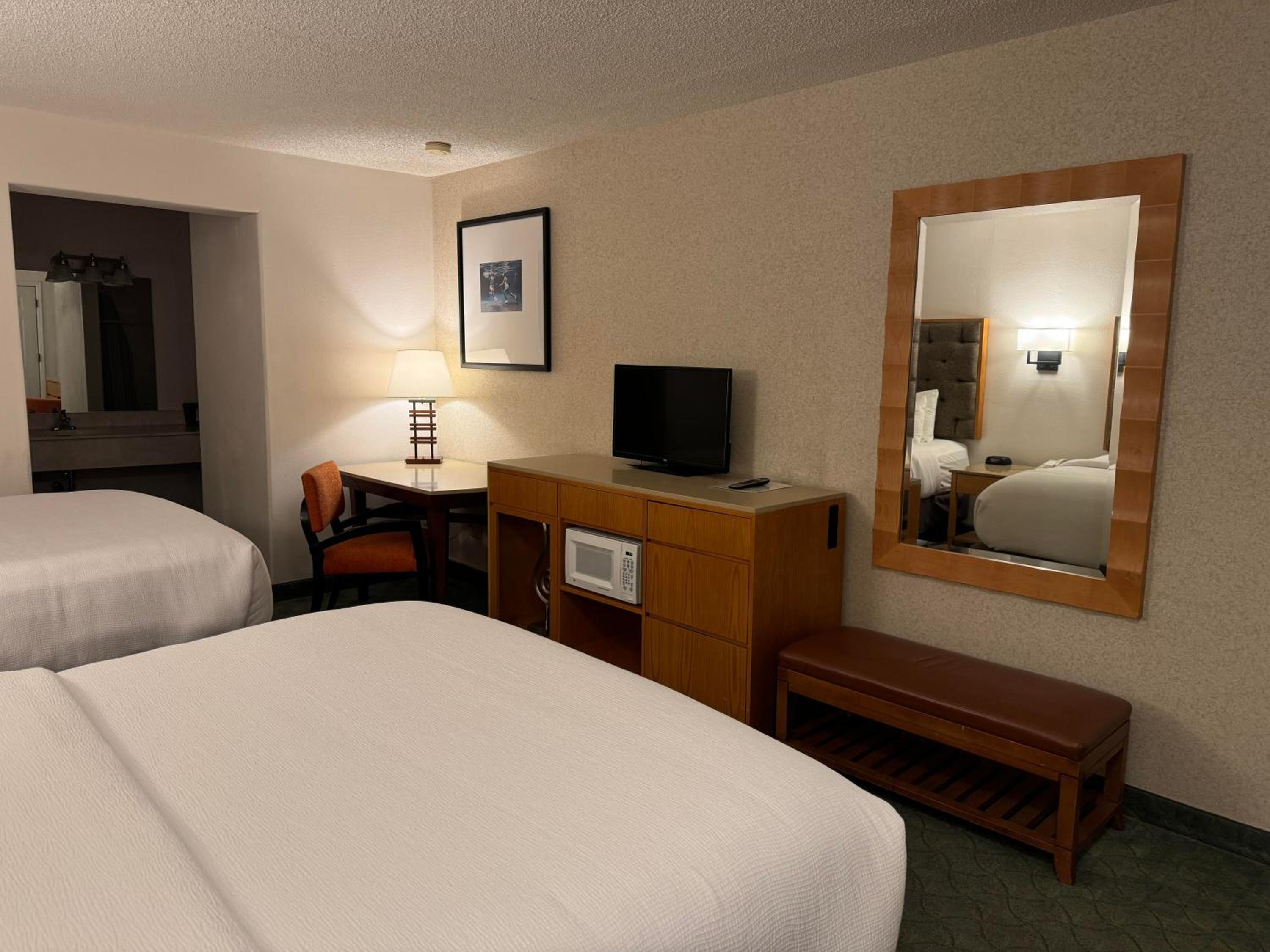 Standard Room with Two Queen Beds No Pets photo 2