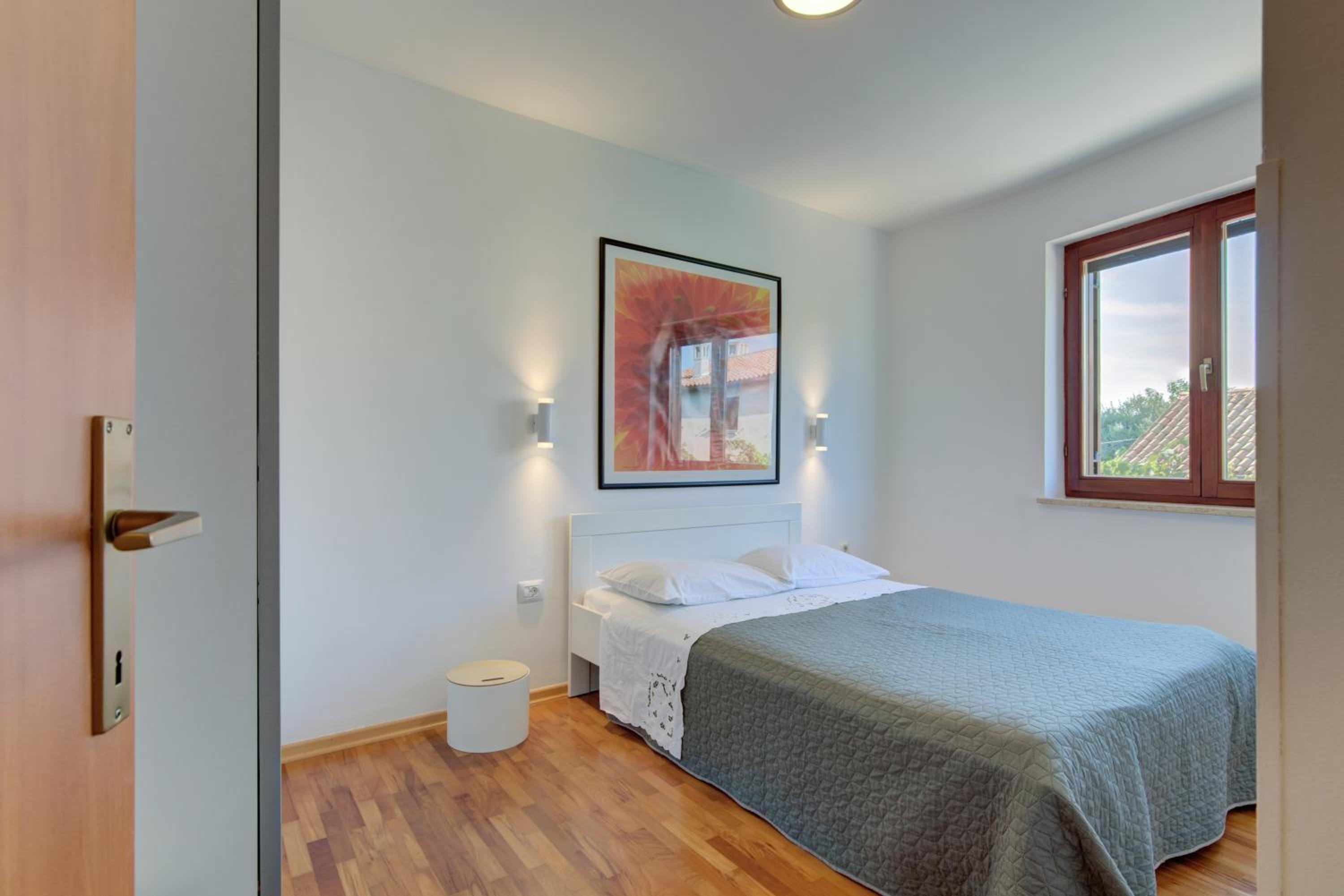 Apartment with Balcony - Photo 13