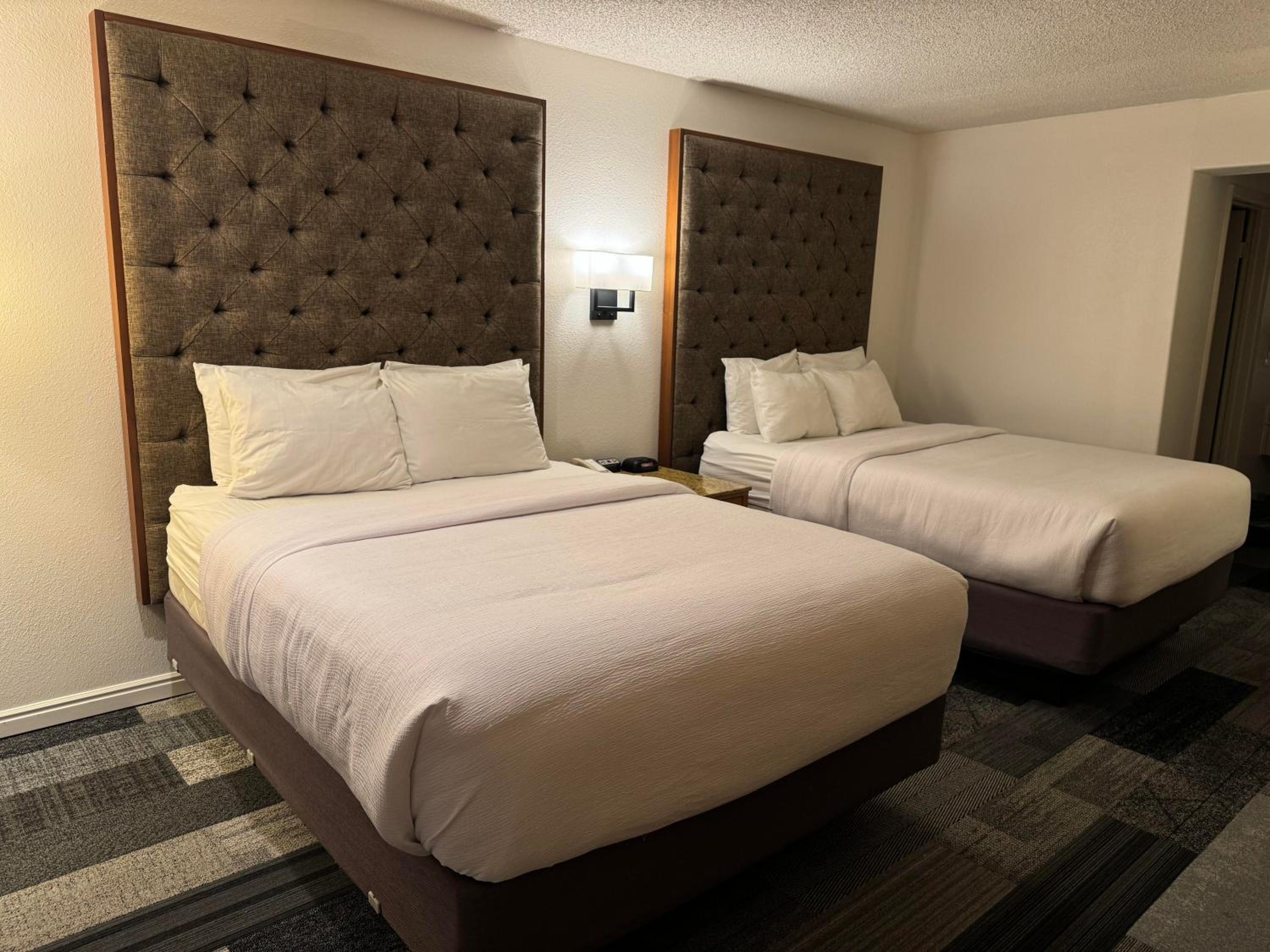 Standard Room with Two Queen Beds No Pets photo 1