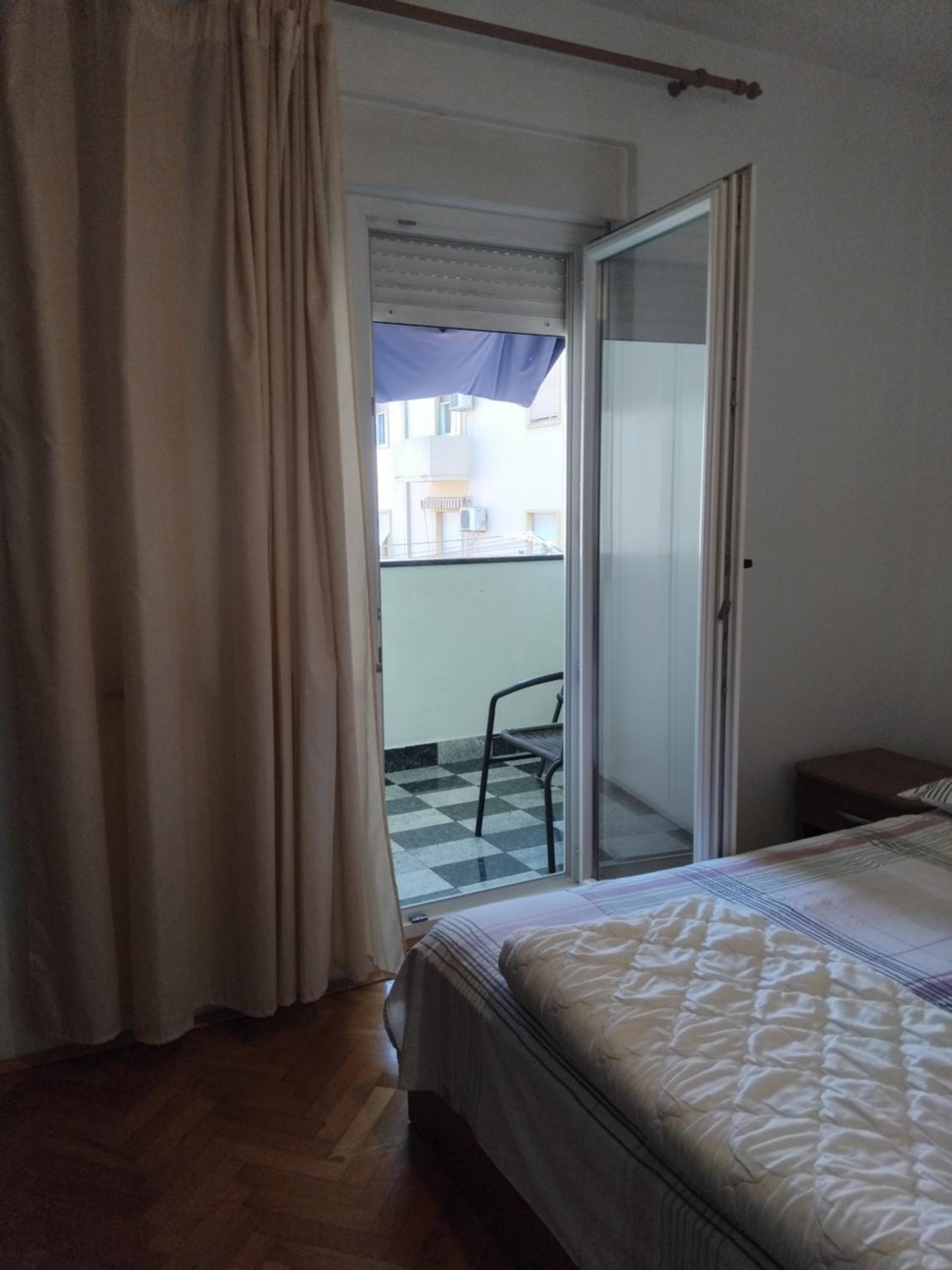 Double Room with Balcony and City View - Photo 9