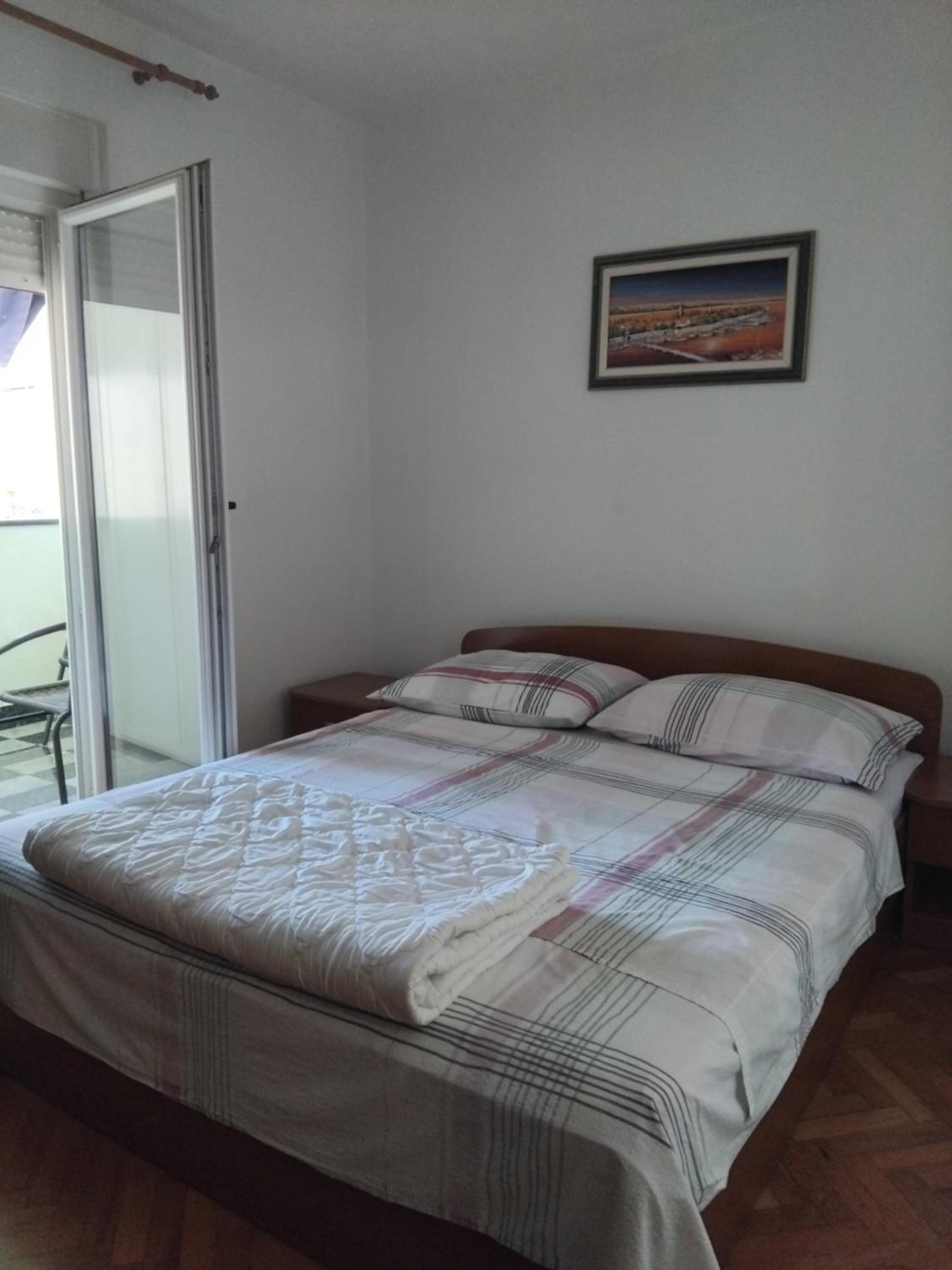 Double Room with Balcony and City View - Photo 10