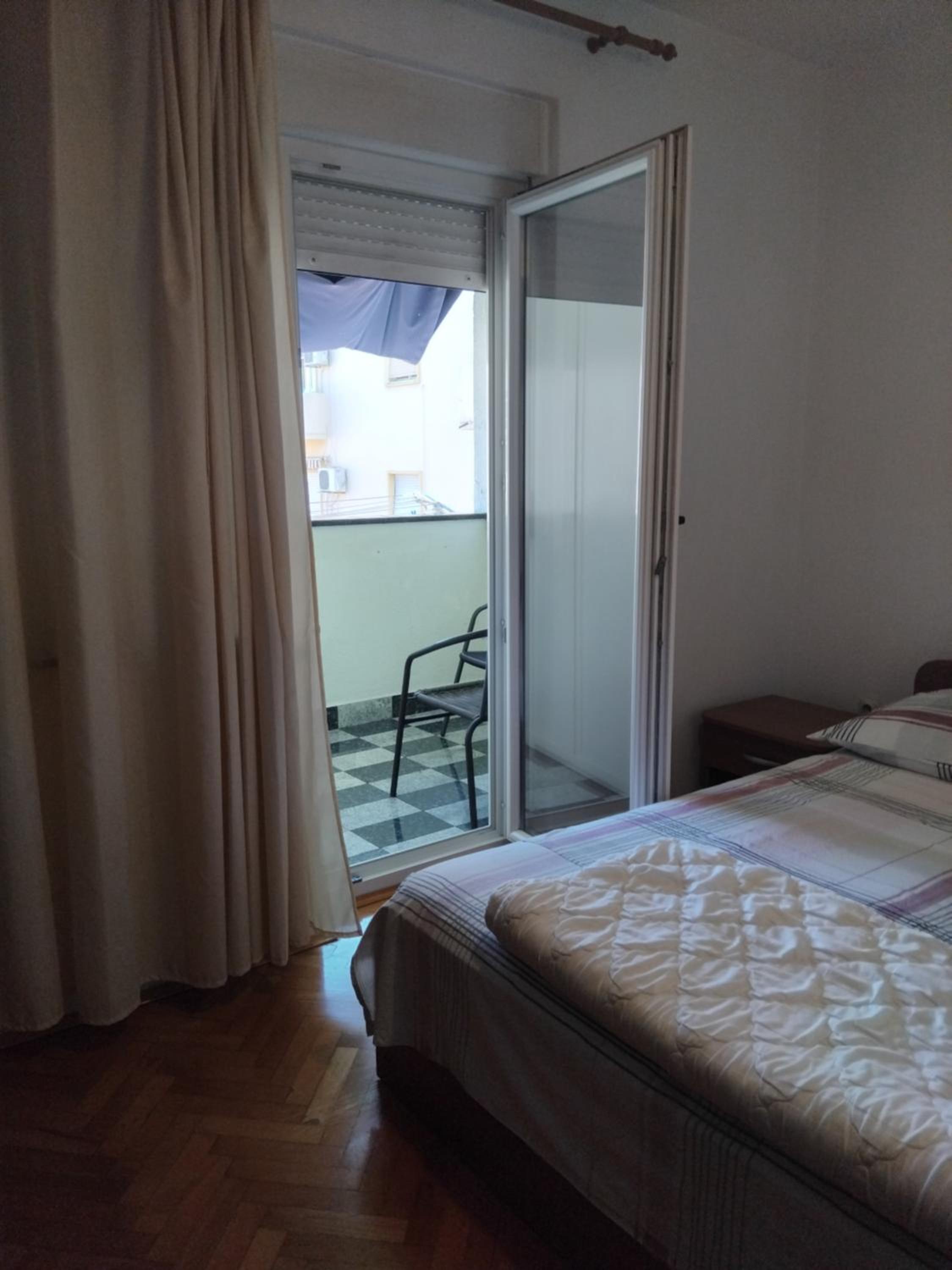 Double Room with Balcony and City View - Photo 8