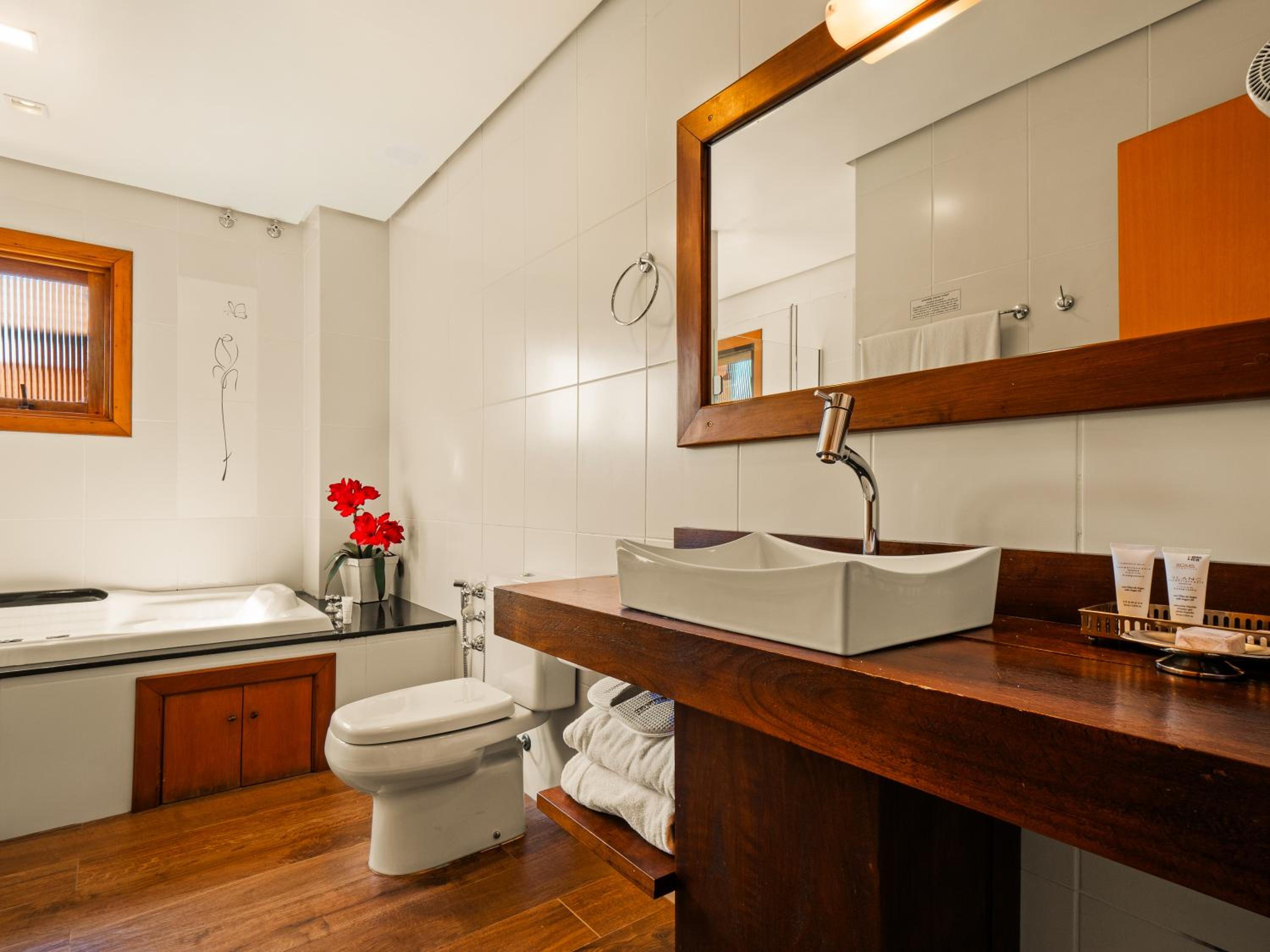 Super Deluxe Apartment with Spa Bath thumbnail 6
