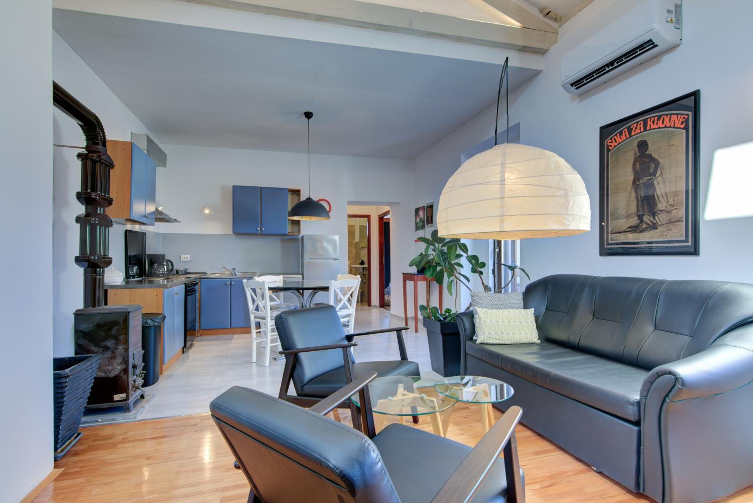 Apartment with Balcony - Photo 10