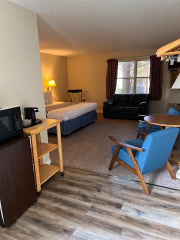 Standard King - Accessible photo 1