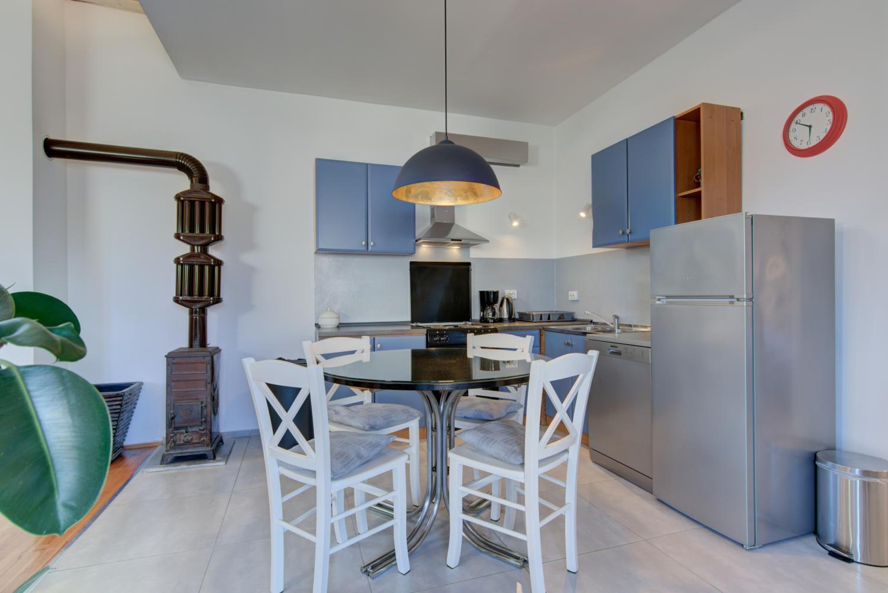Apartment with Balcony - Photo 8