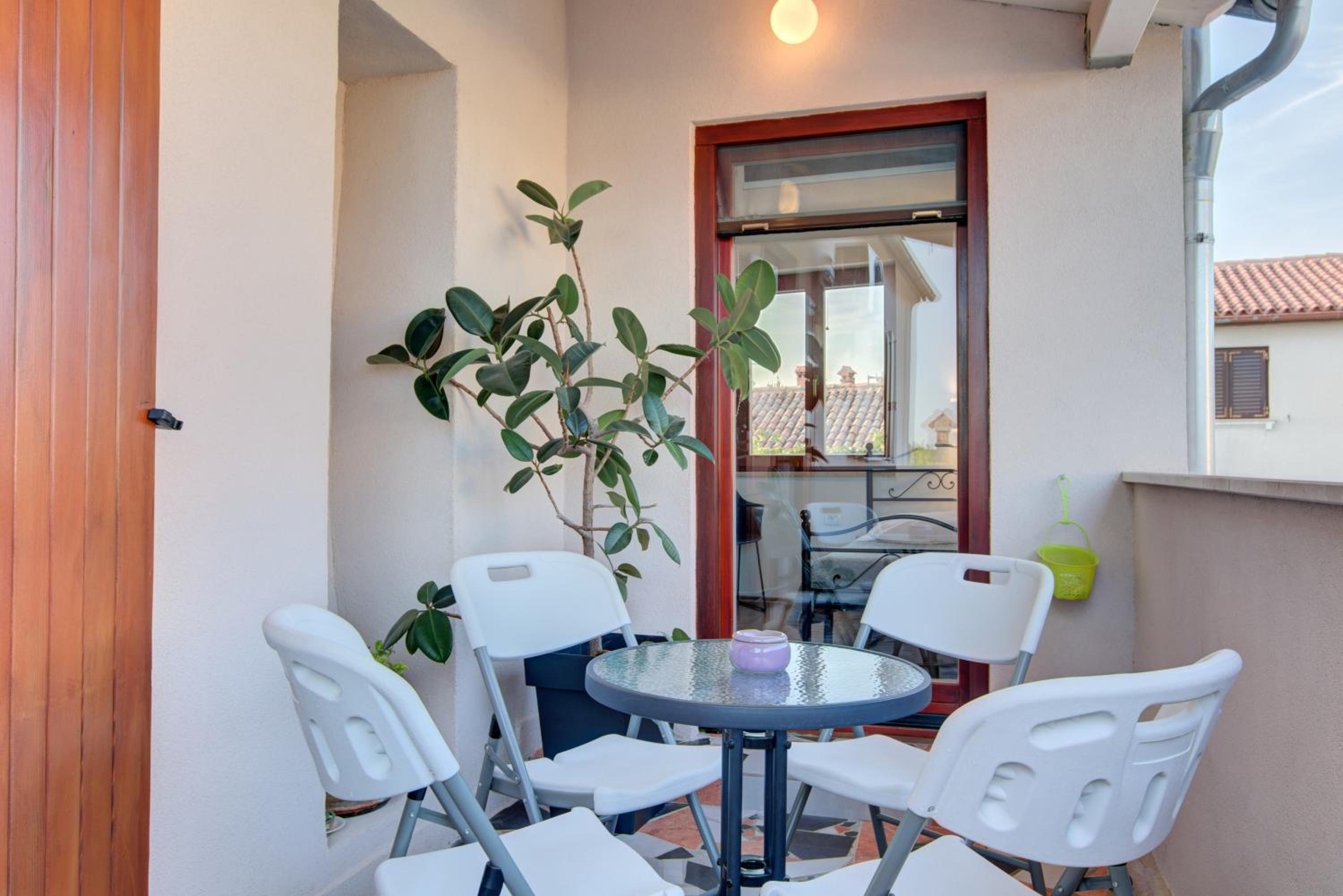 Apartment with Balcony - Photo 6