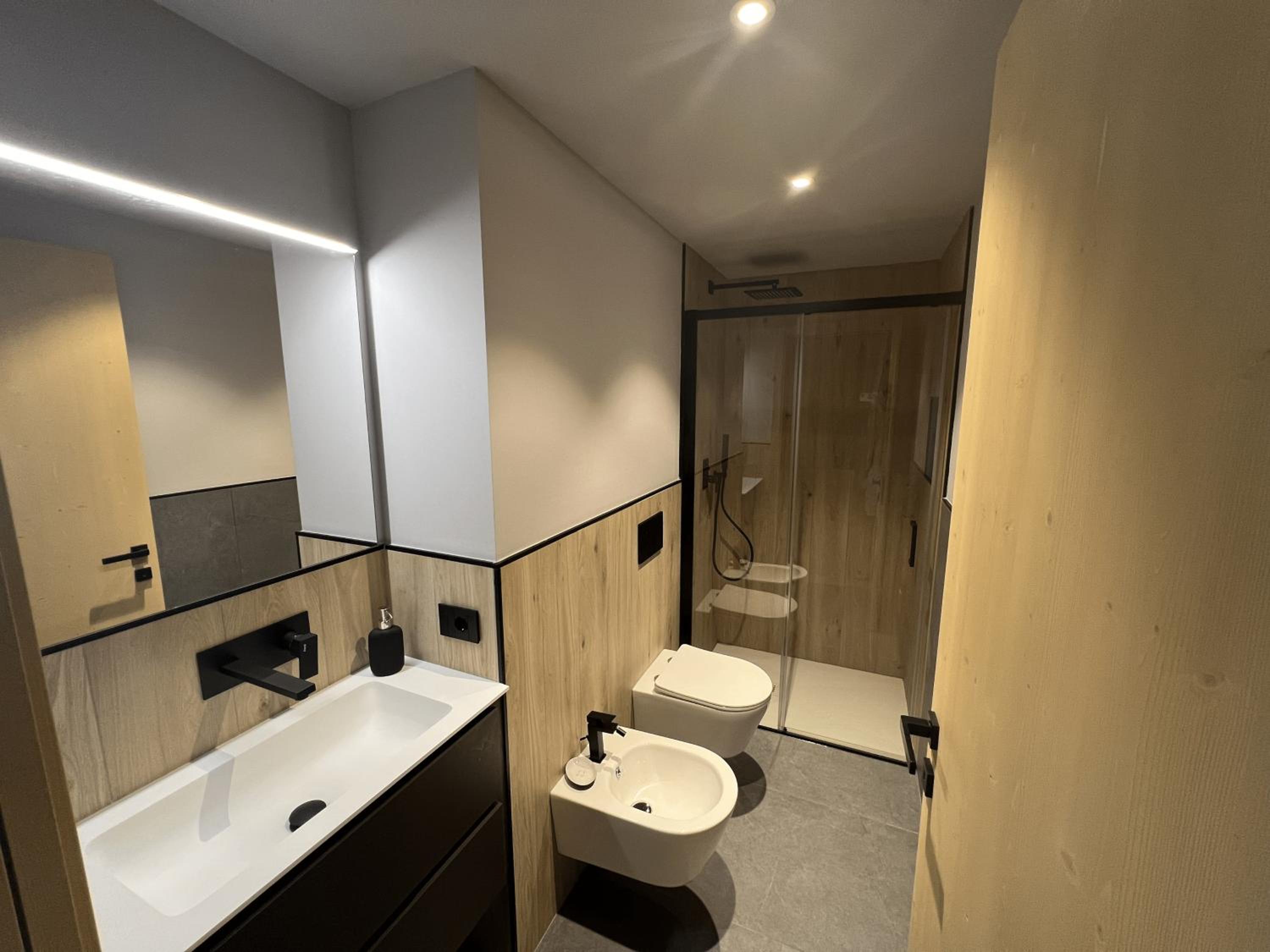 Three-Bedroom Premium Apartment with Balcony photo 2
