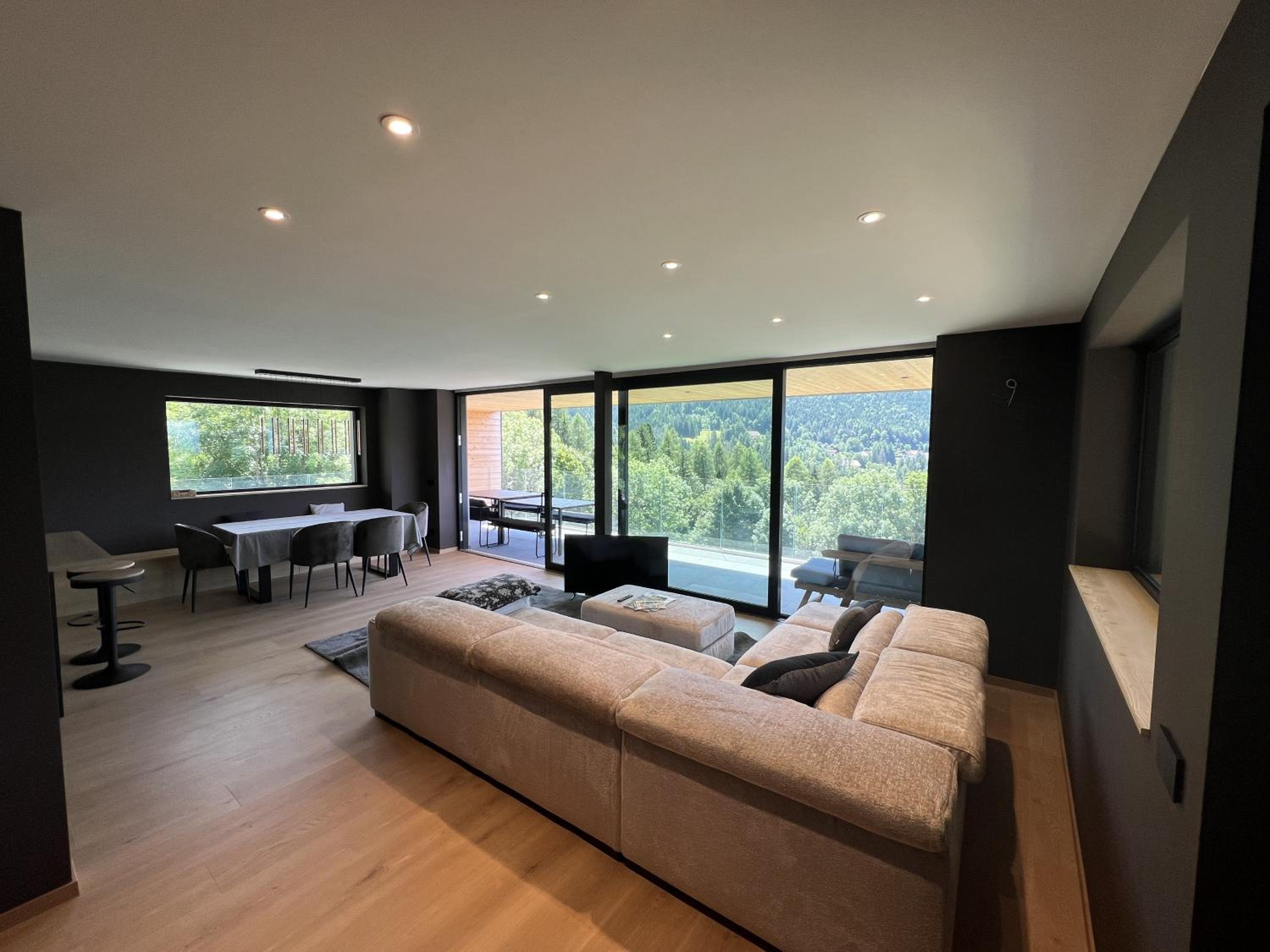 Three-Bedroom Premium Apartment with Balcony photo 1