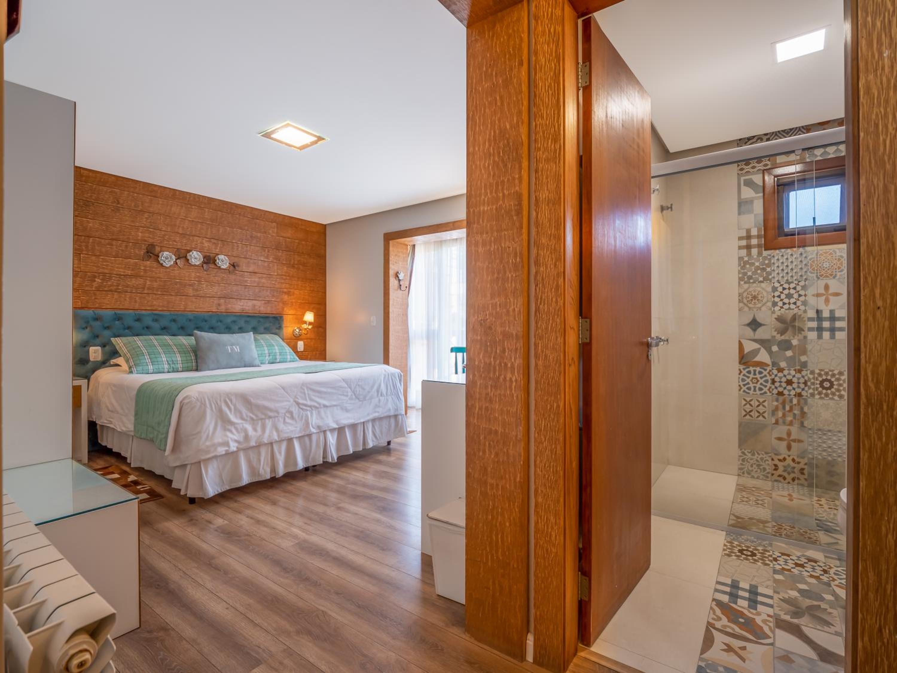 Premium Chalet, Jetted Tub thumbnail 5