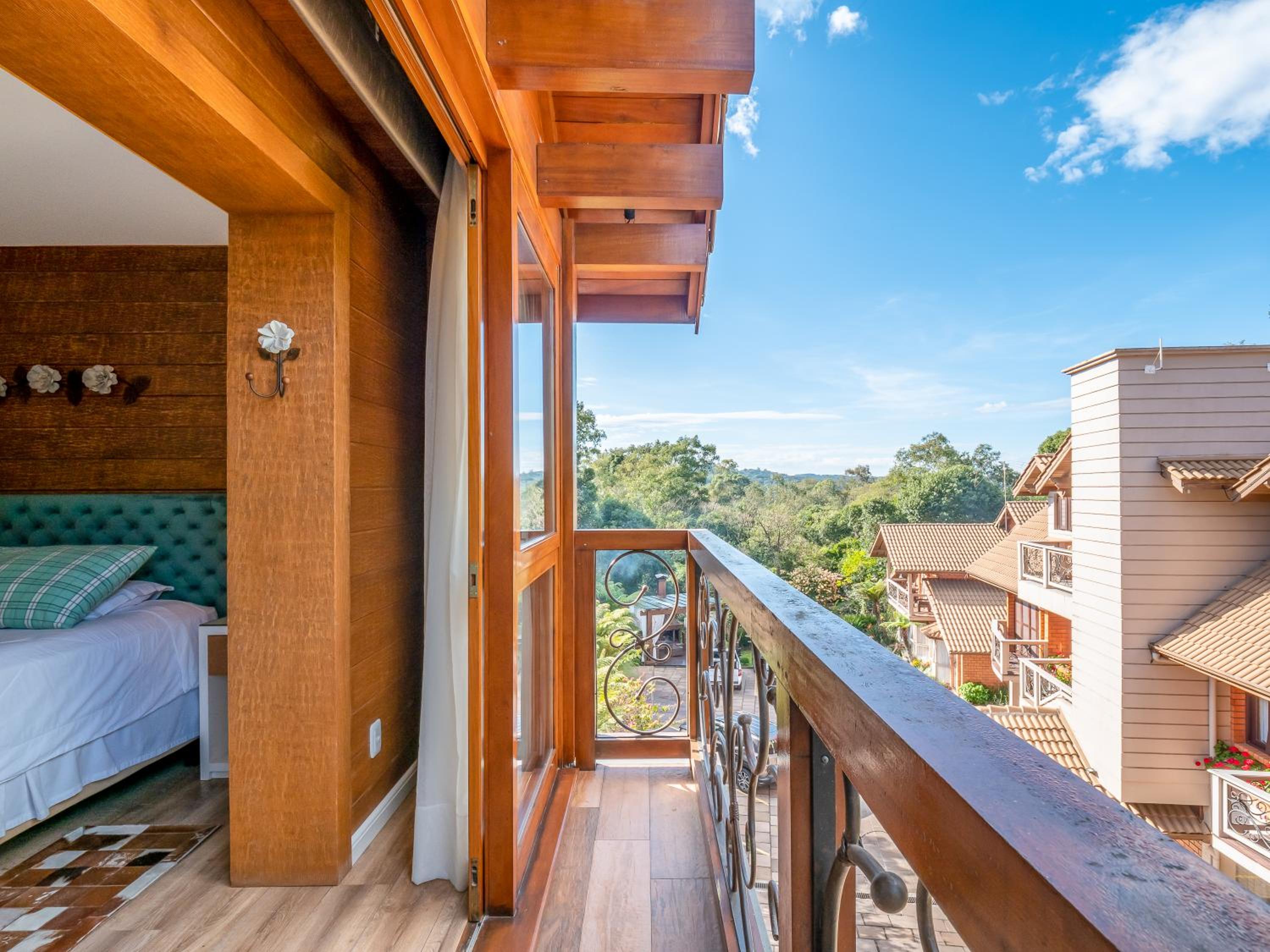 Premium Chalet, Jetted Tub thumbnail 6