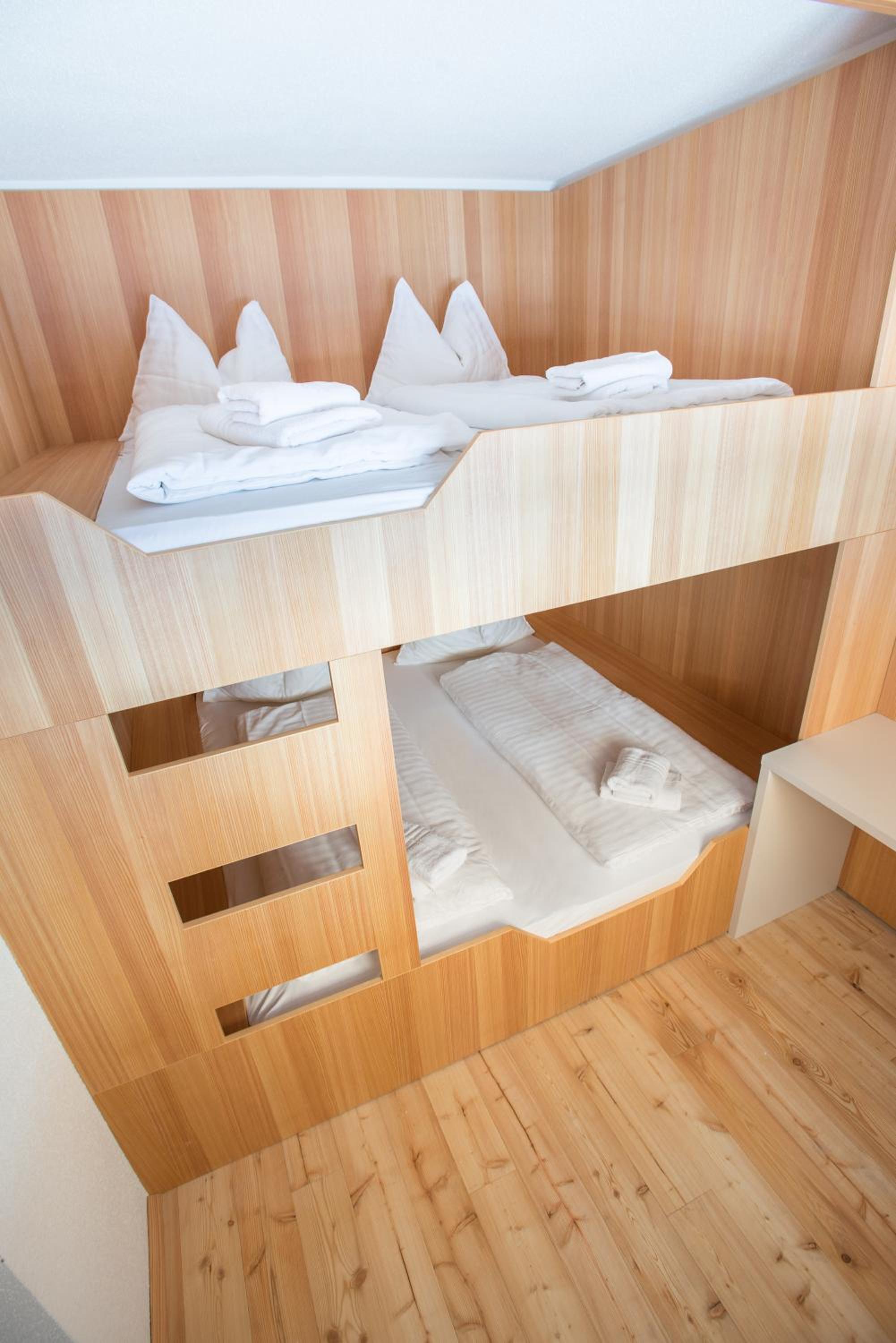Six-Bedroom photo 1