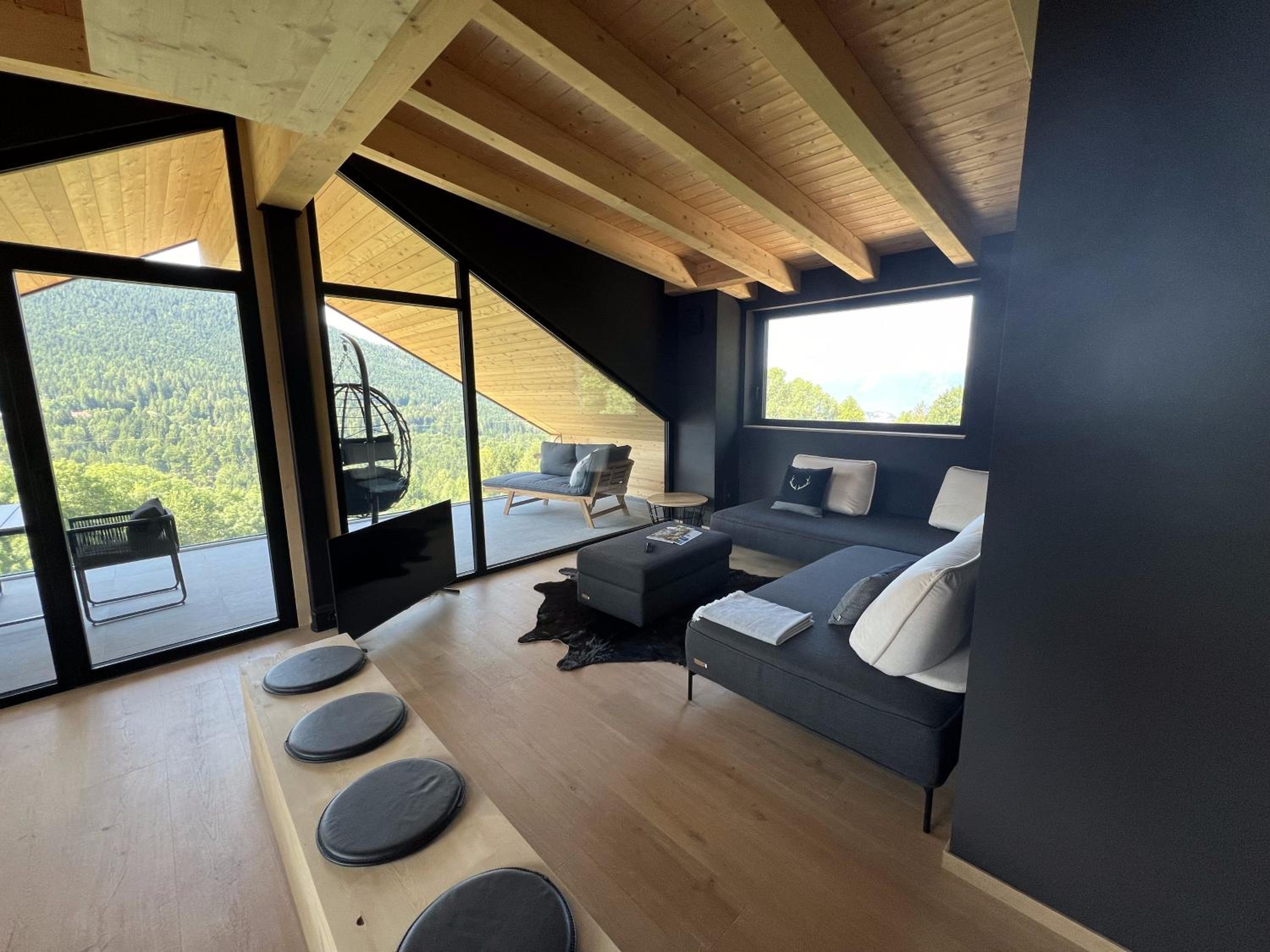 Three-Bedroom Premium Apartment with Balcony photo 1