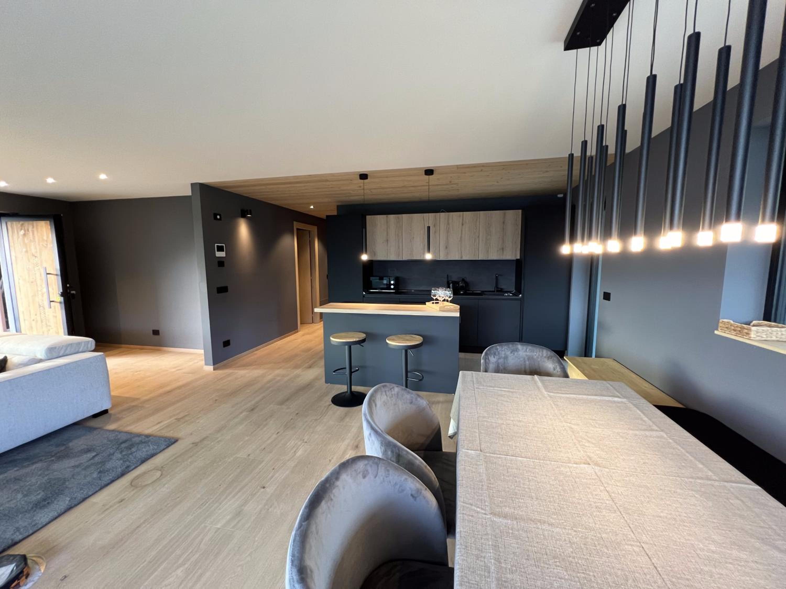 Three-Bedroom Premium Apartment with Balcony photo 2