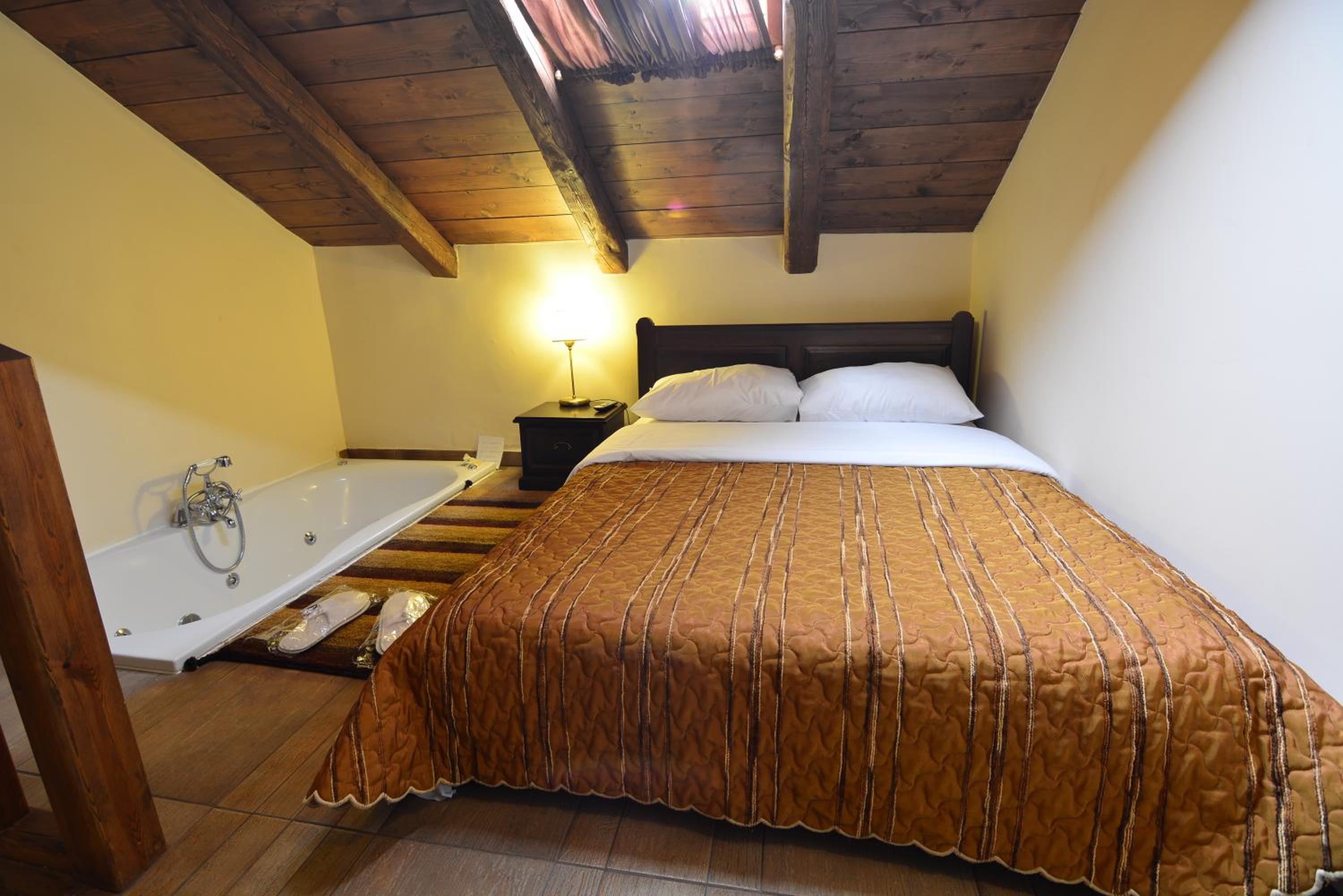 Deluxe Suite with Spa Bath photo 3