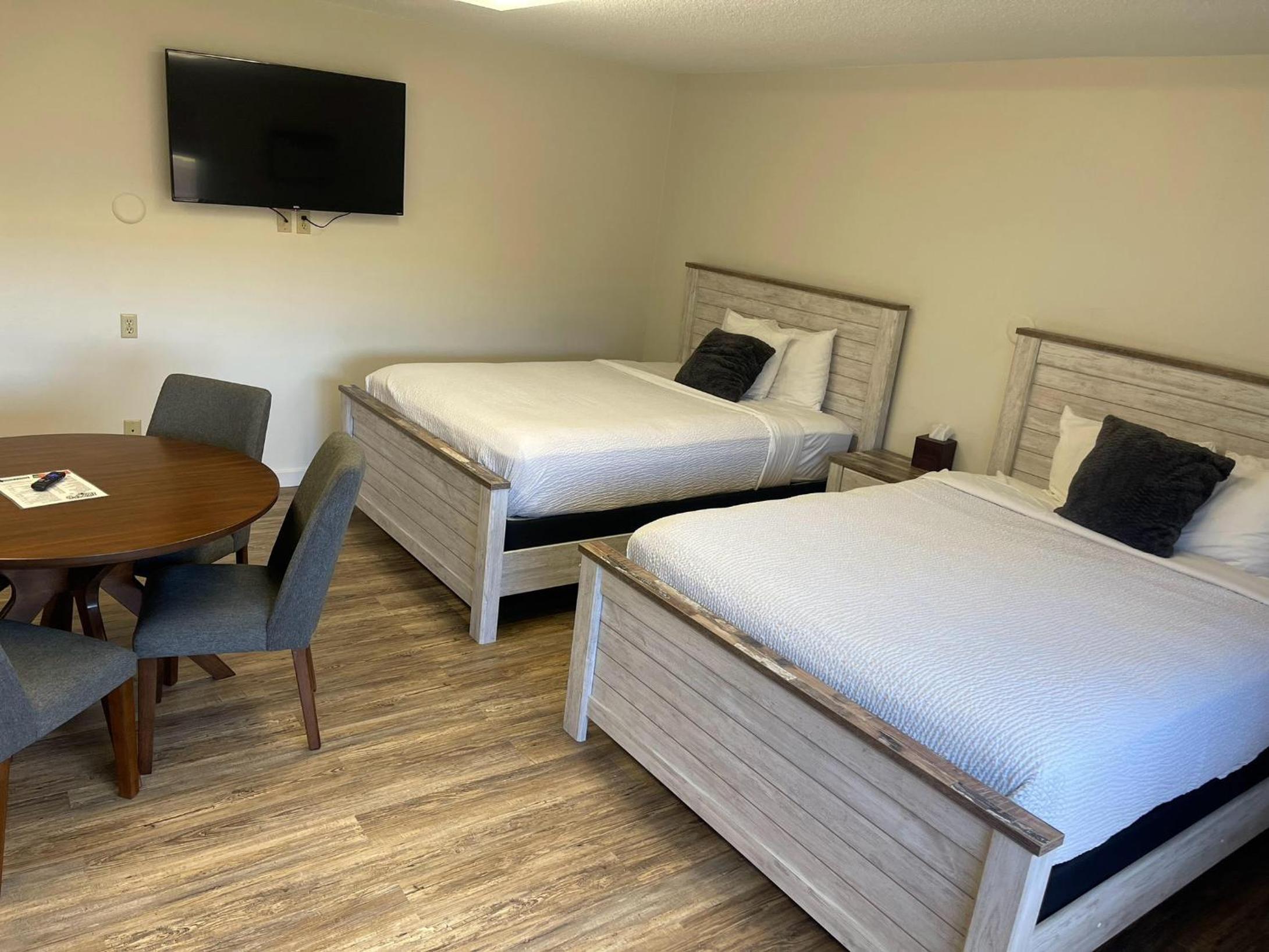 Deluxe Queen Room with Three Queen Beds - Non-Smoking - Photo 1