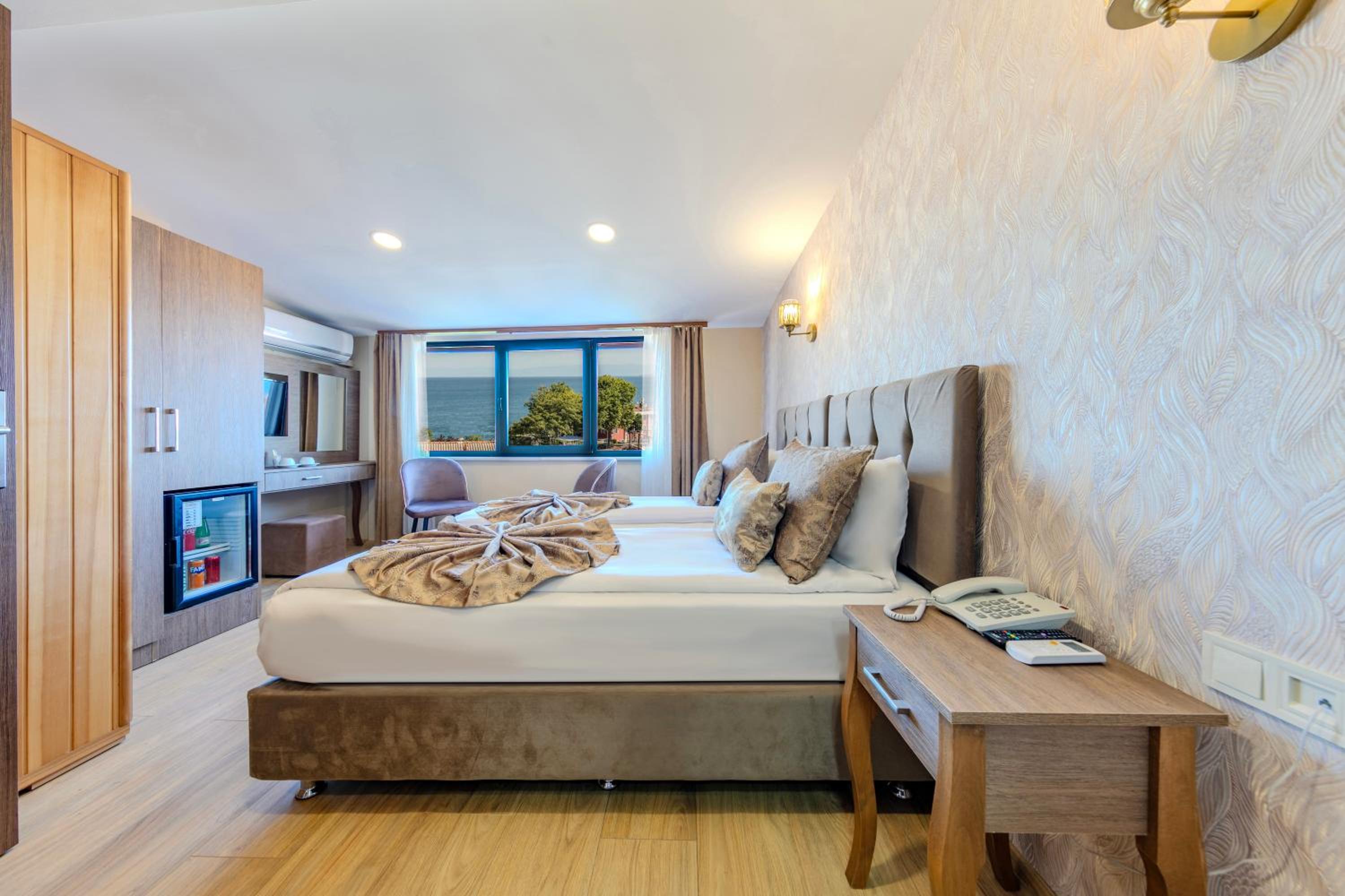 Double or Twin Room with Side Sea View photo 3