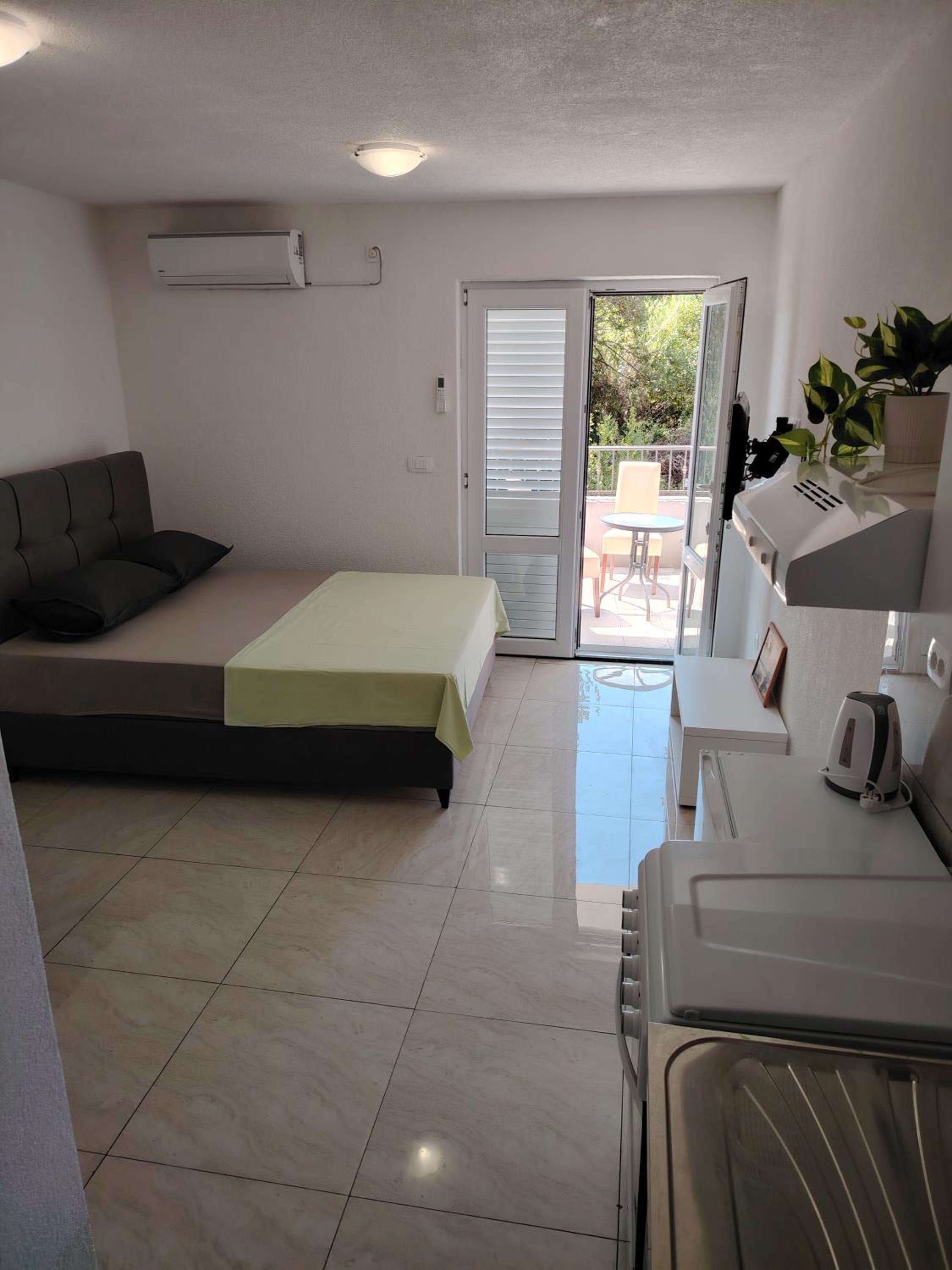 Studio Apartment with One Double Bed