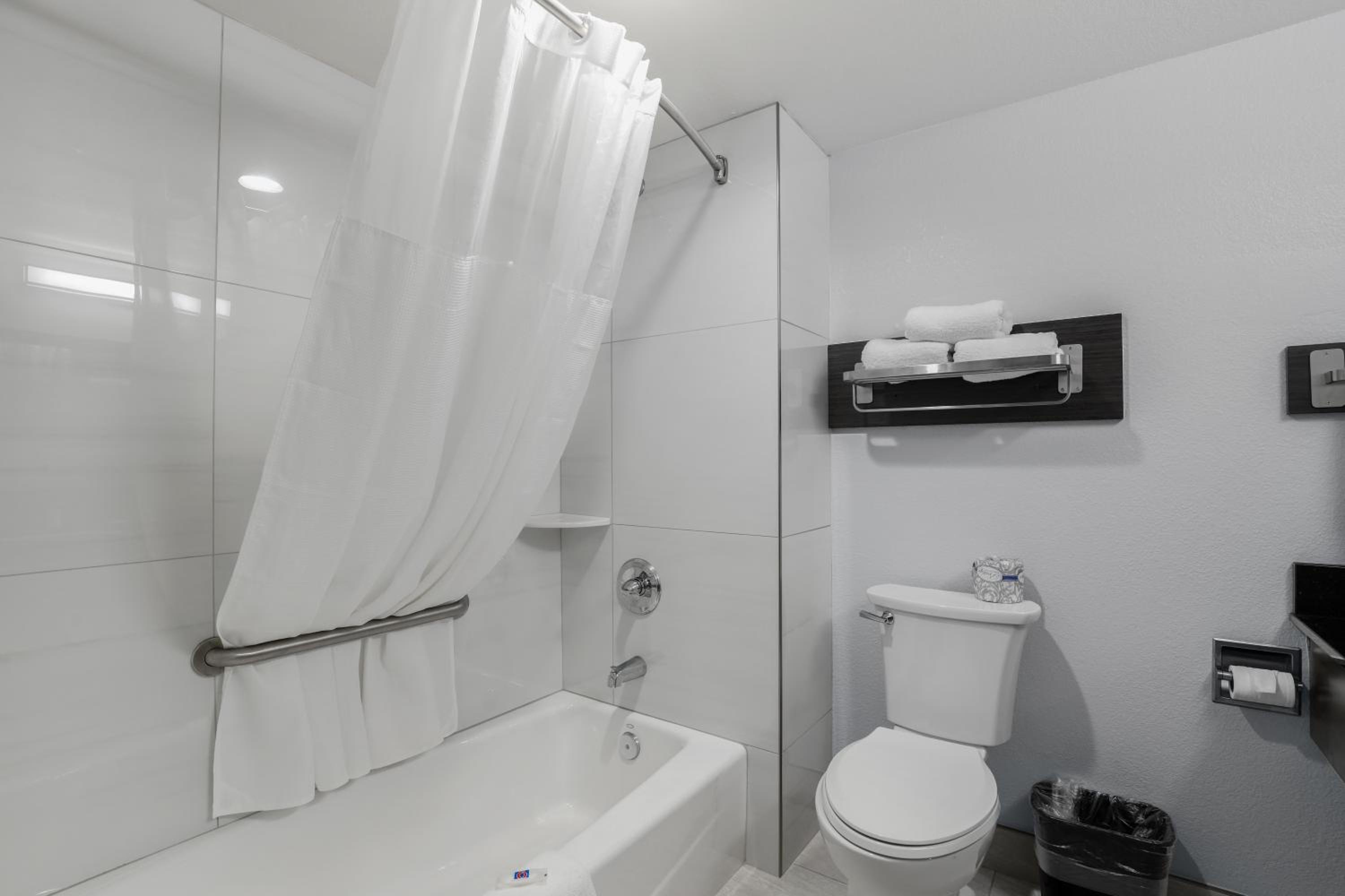 Deluxe Queen Room with Two Queen Beds - Non-Smoking photo 2
