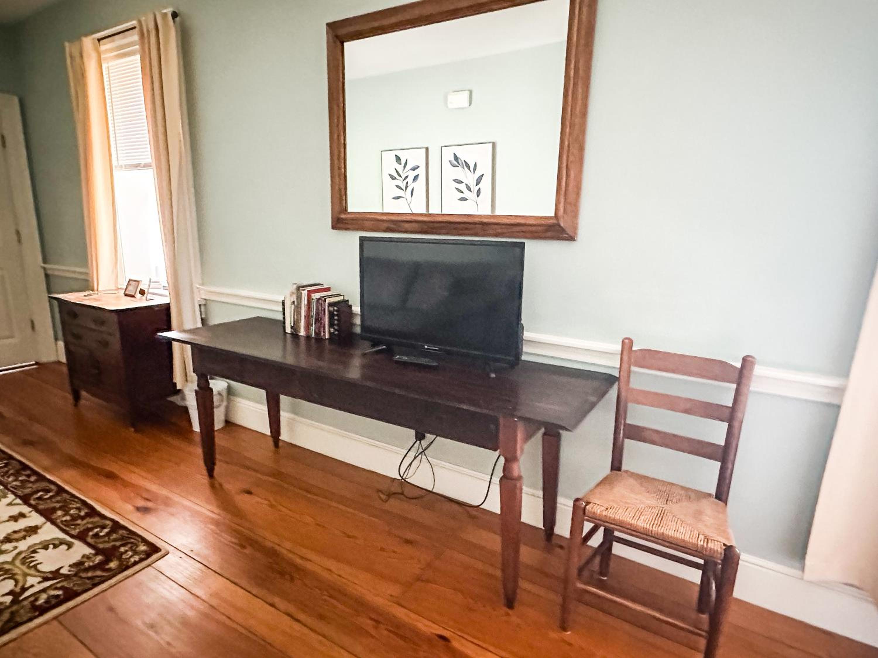 Queen Room photo 2
