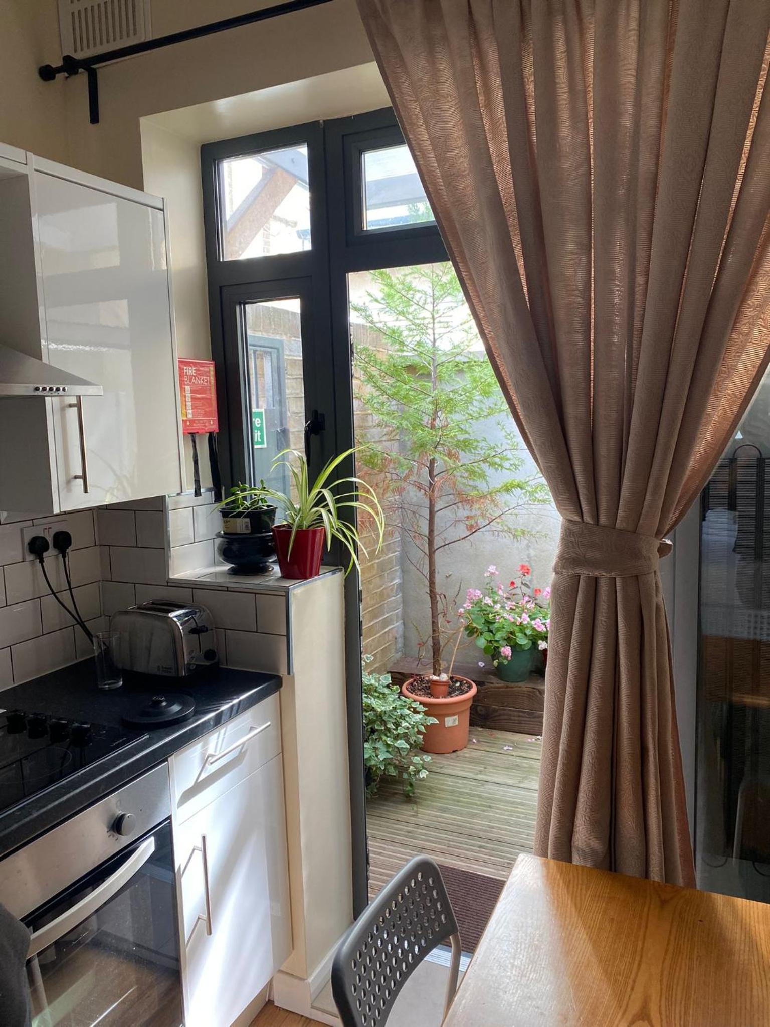 Studio Apartment with Balcony photo 3