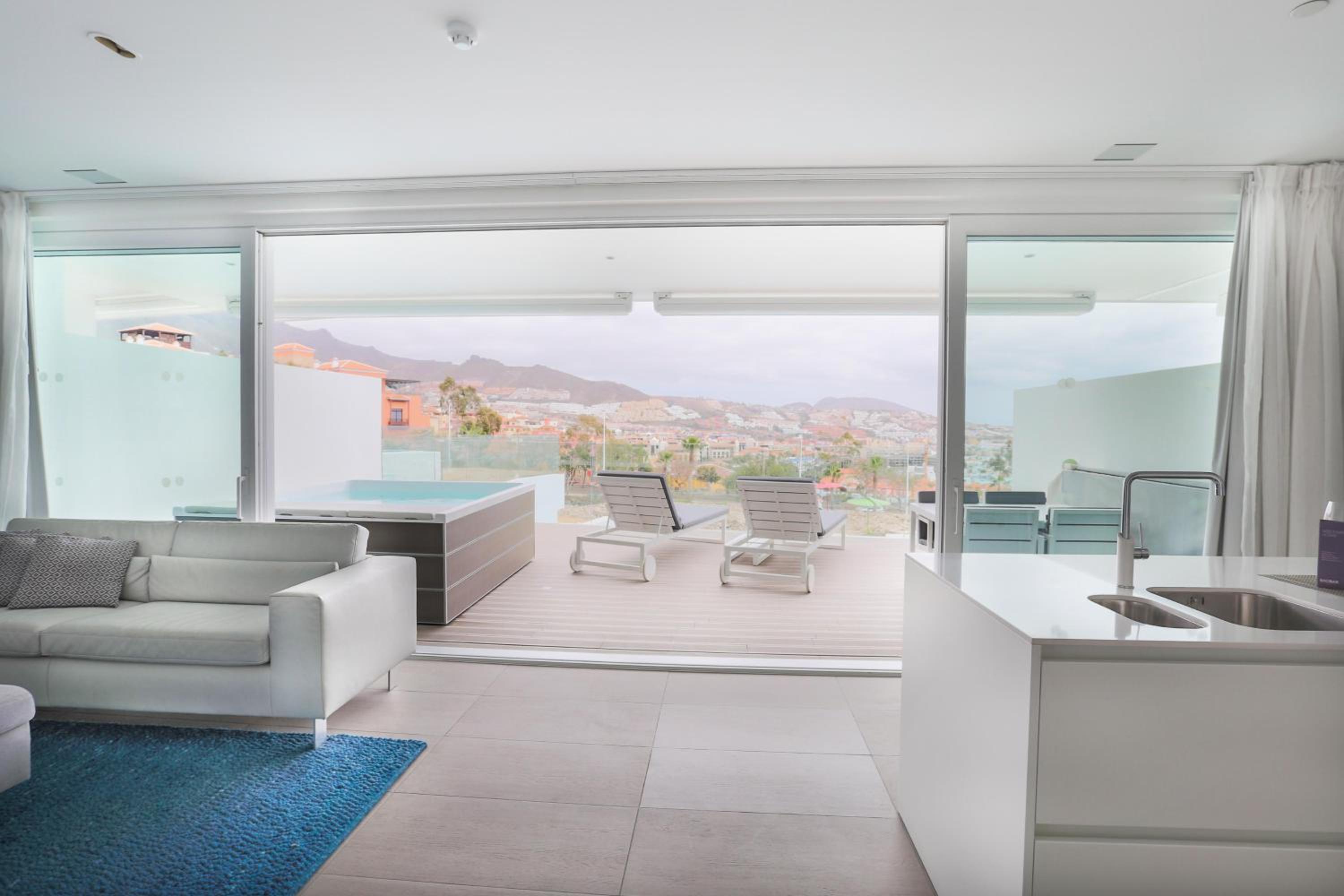 Divinity Lago 1 bedroom Suite with jacuzzi and sea view thumbnail 6