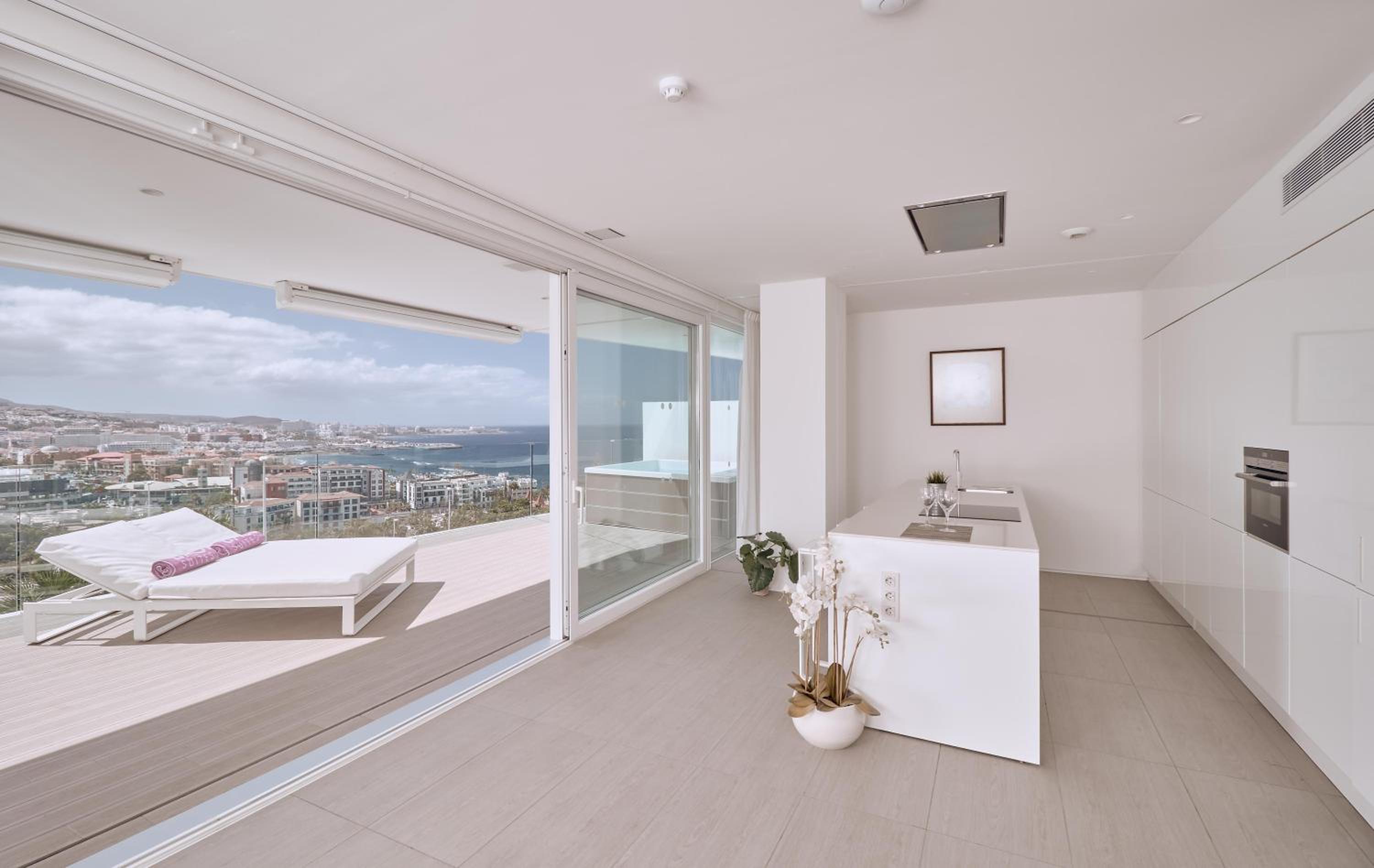 Divinity Lago 1 bedroom Suite with jacuzzi and sea view