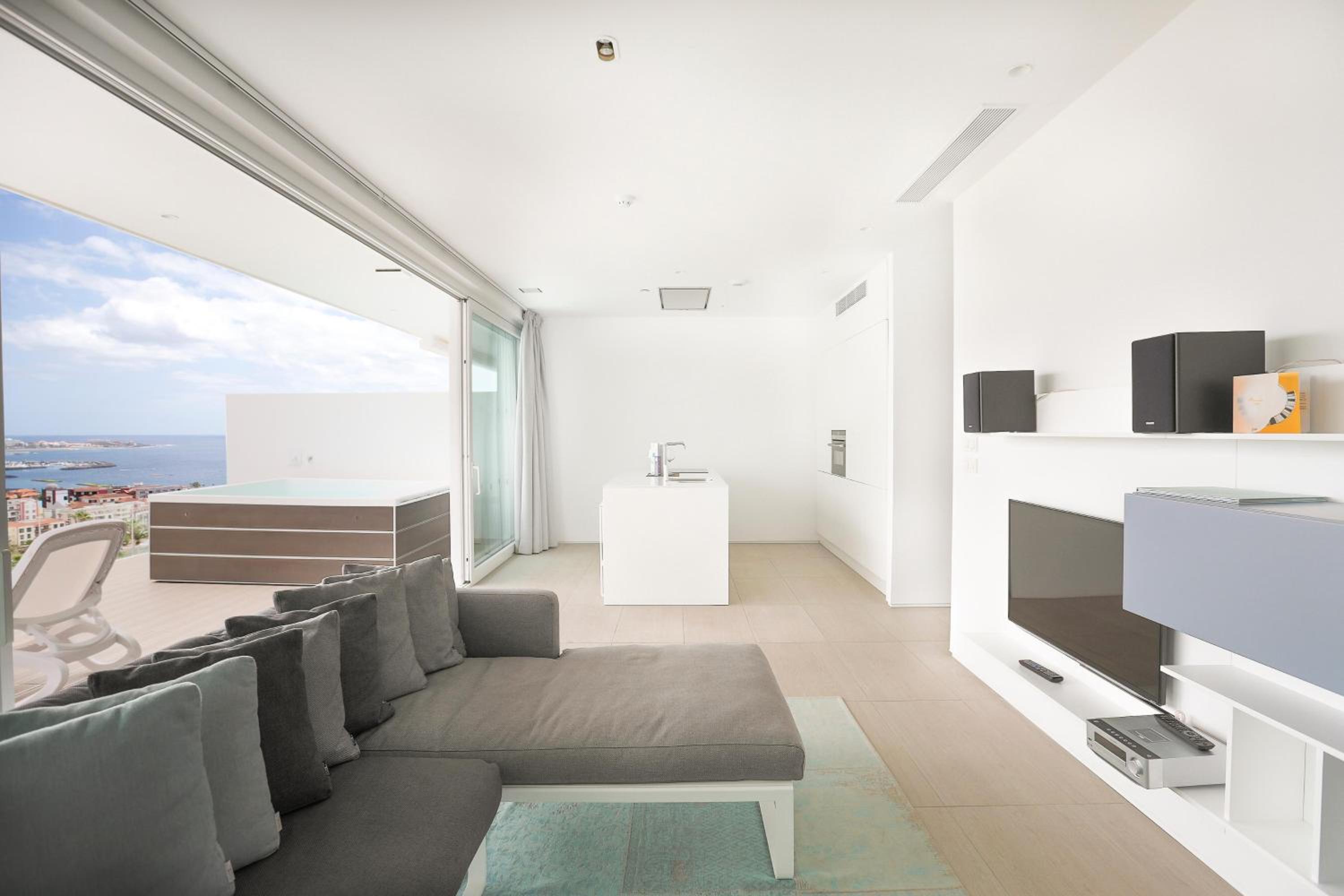 Divinity Lago 1 bedroom Suite with jacuzzi and sea view