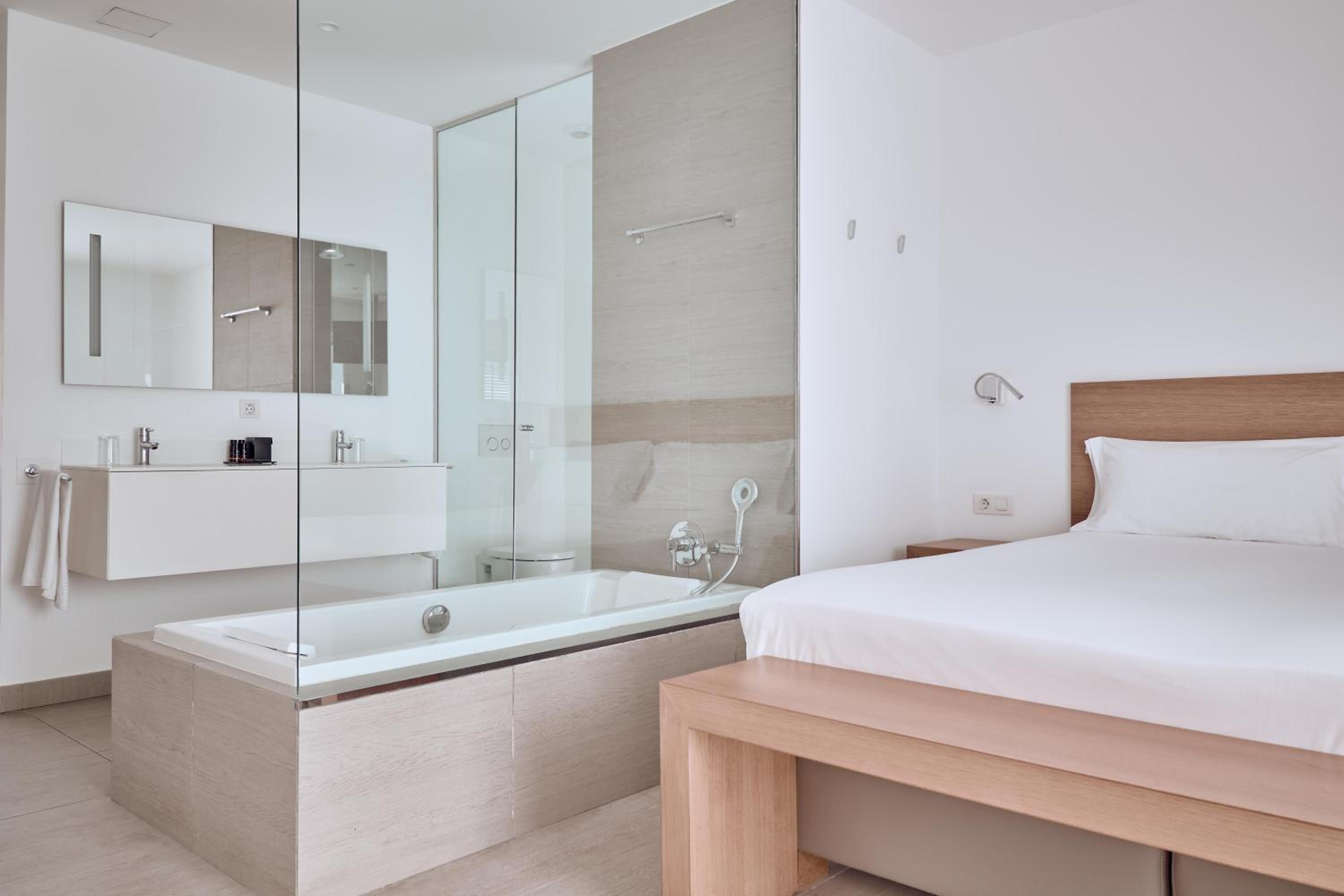 Serenity Bliss 2 bedroom Suite sea view thumbnail 5