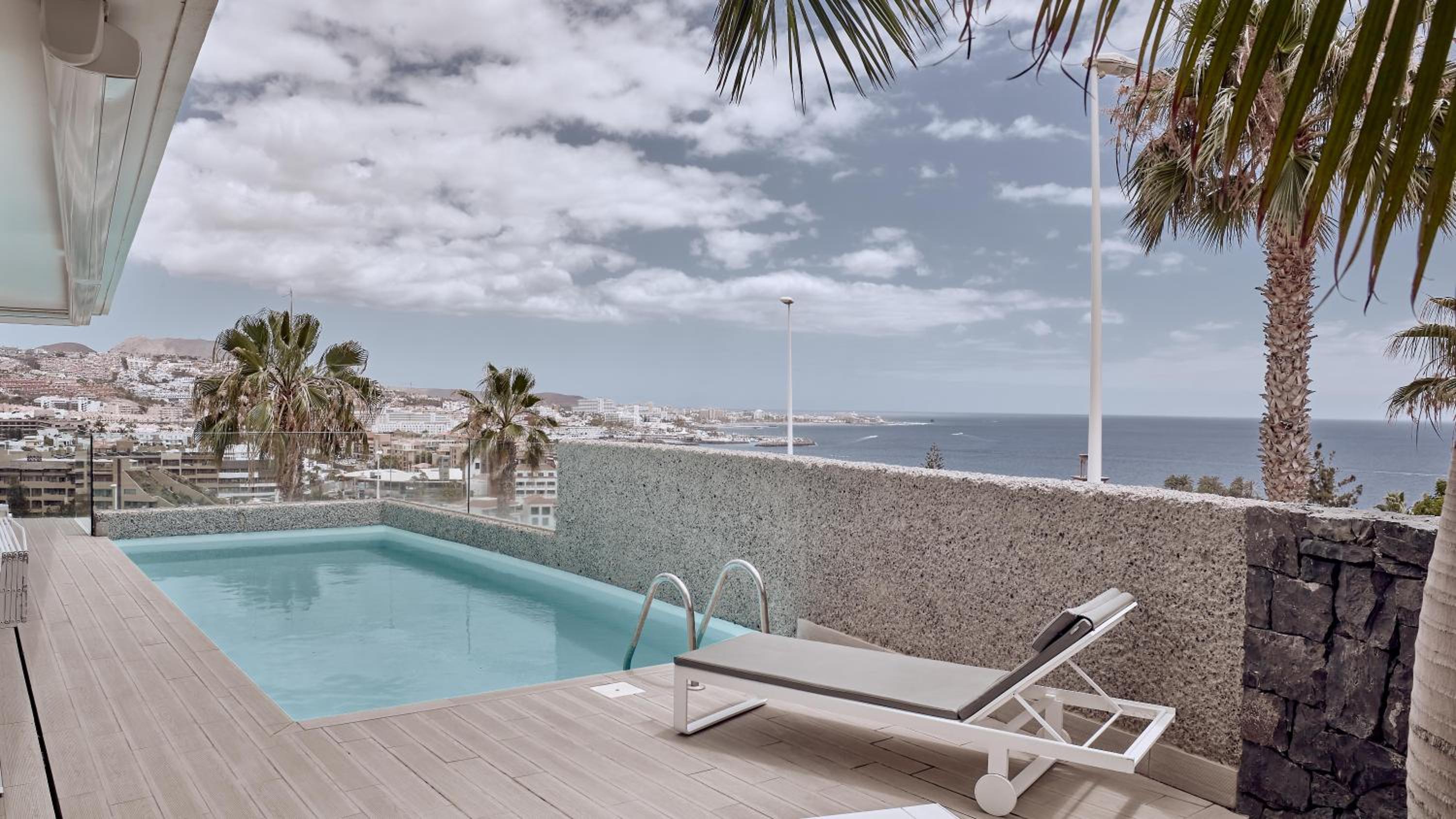 Serenity Elegance 2 bedroom  Suite extra large with private pool and sea  view