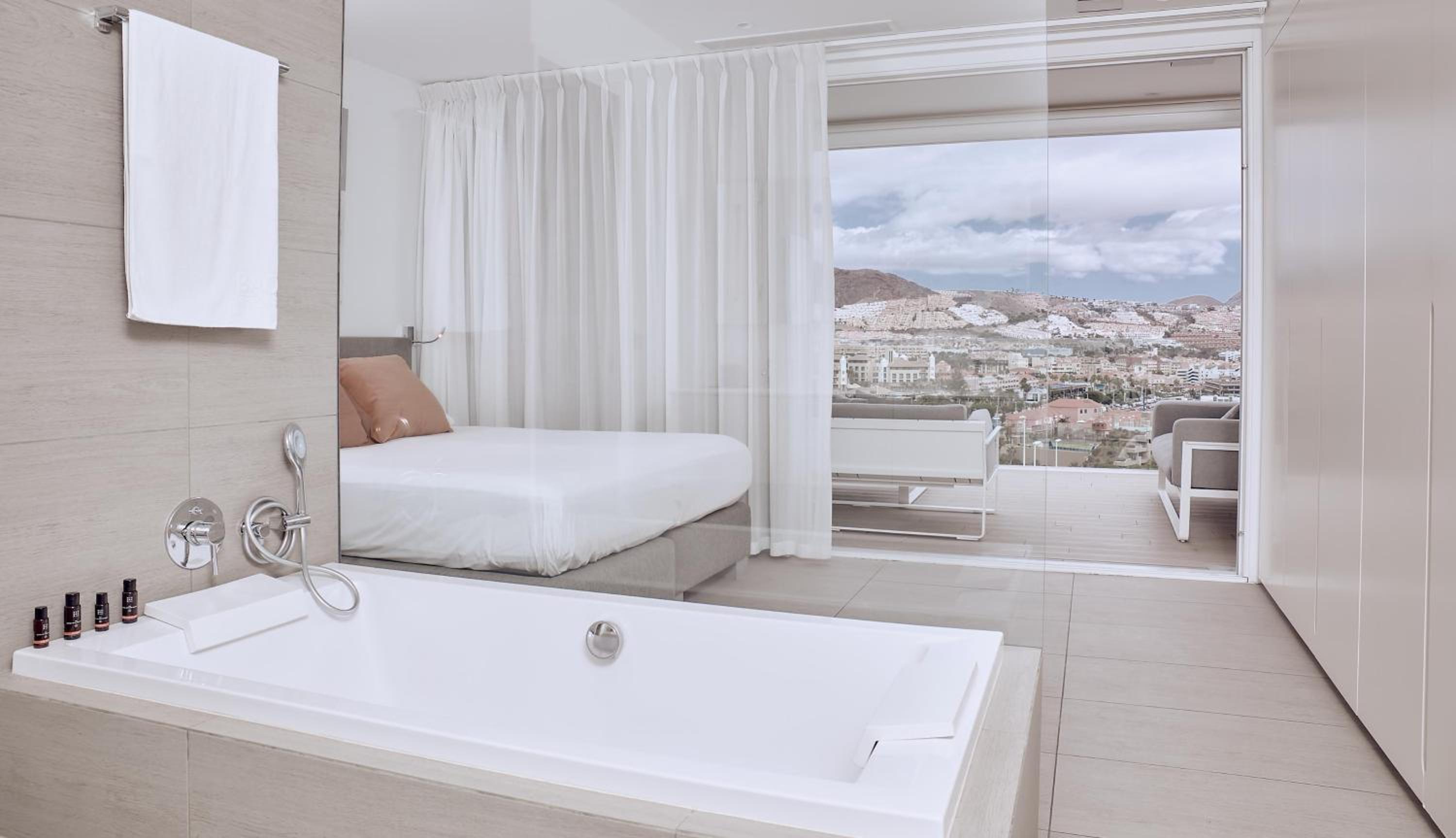 Serenity Allegra 2 bedroom Suite with hot tub and sea view thumbnail 6