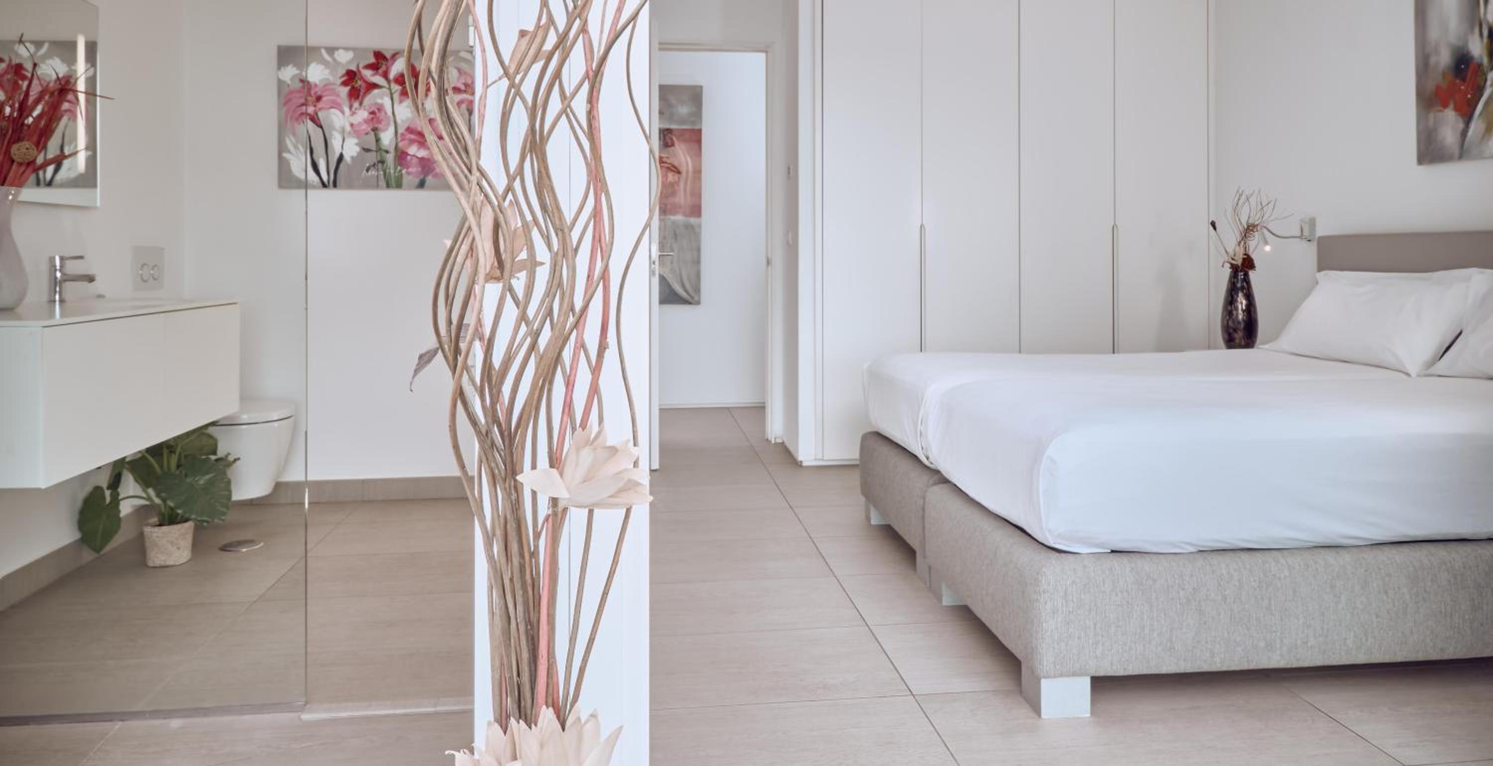 Serenity Allegra 2 bedroom Suite with hot tub and sea view