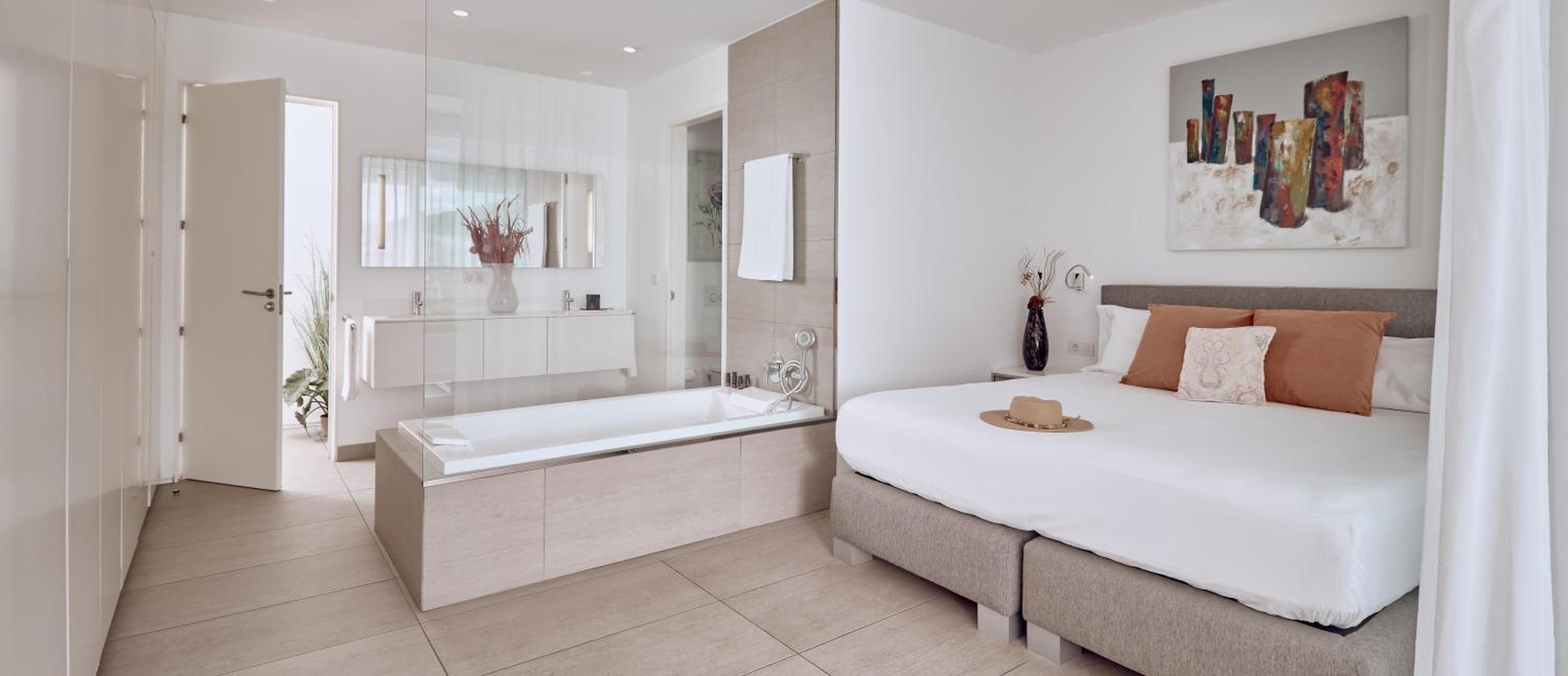 Serenity Allegra 2 bedroom Suite with hot tub and sea view thumbnail 5