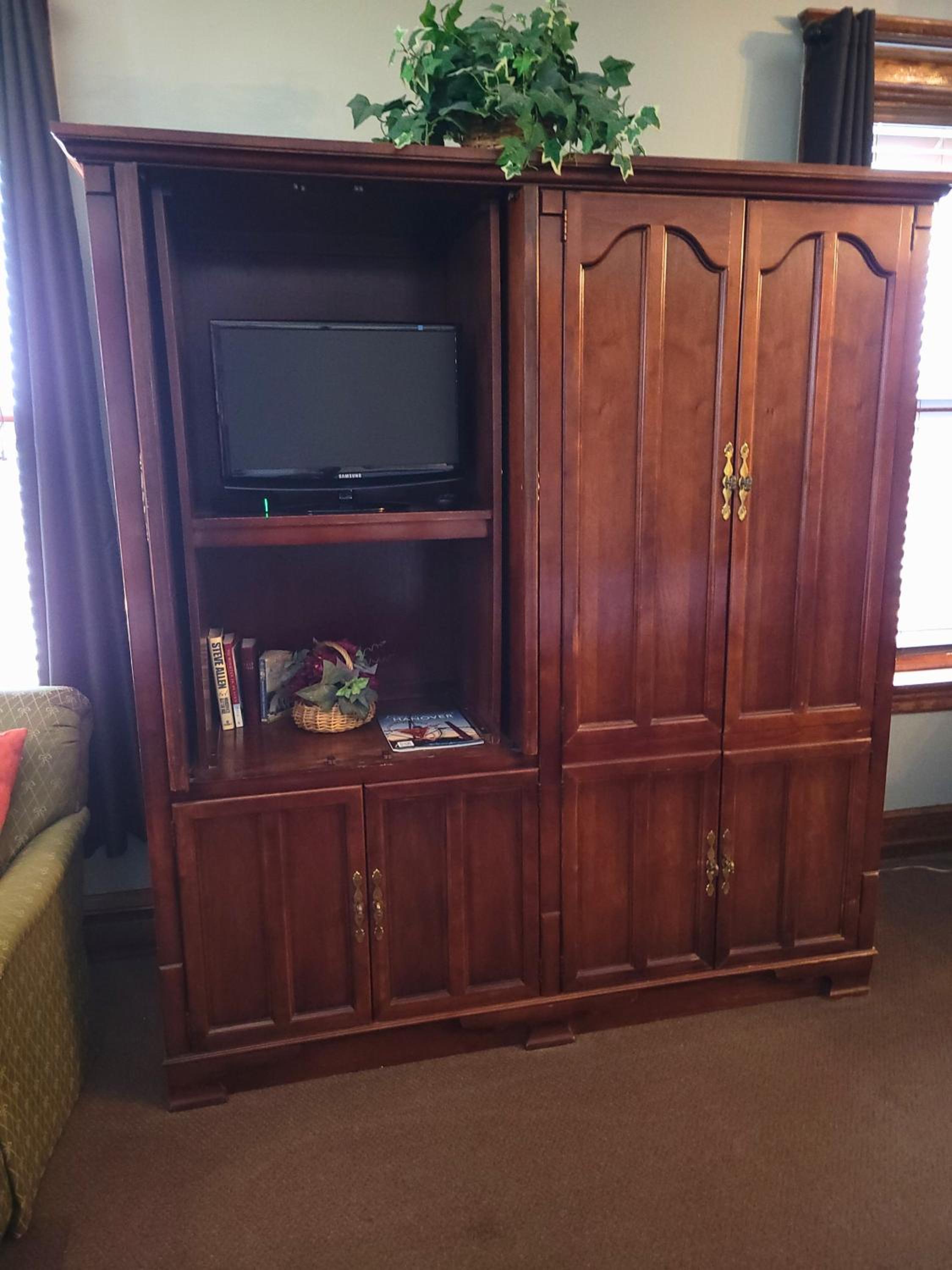 Queen Room with Two Queen Beds - Photo 3