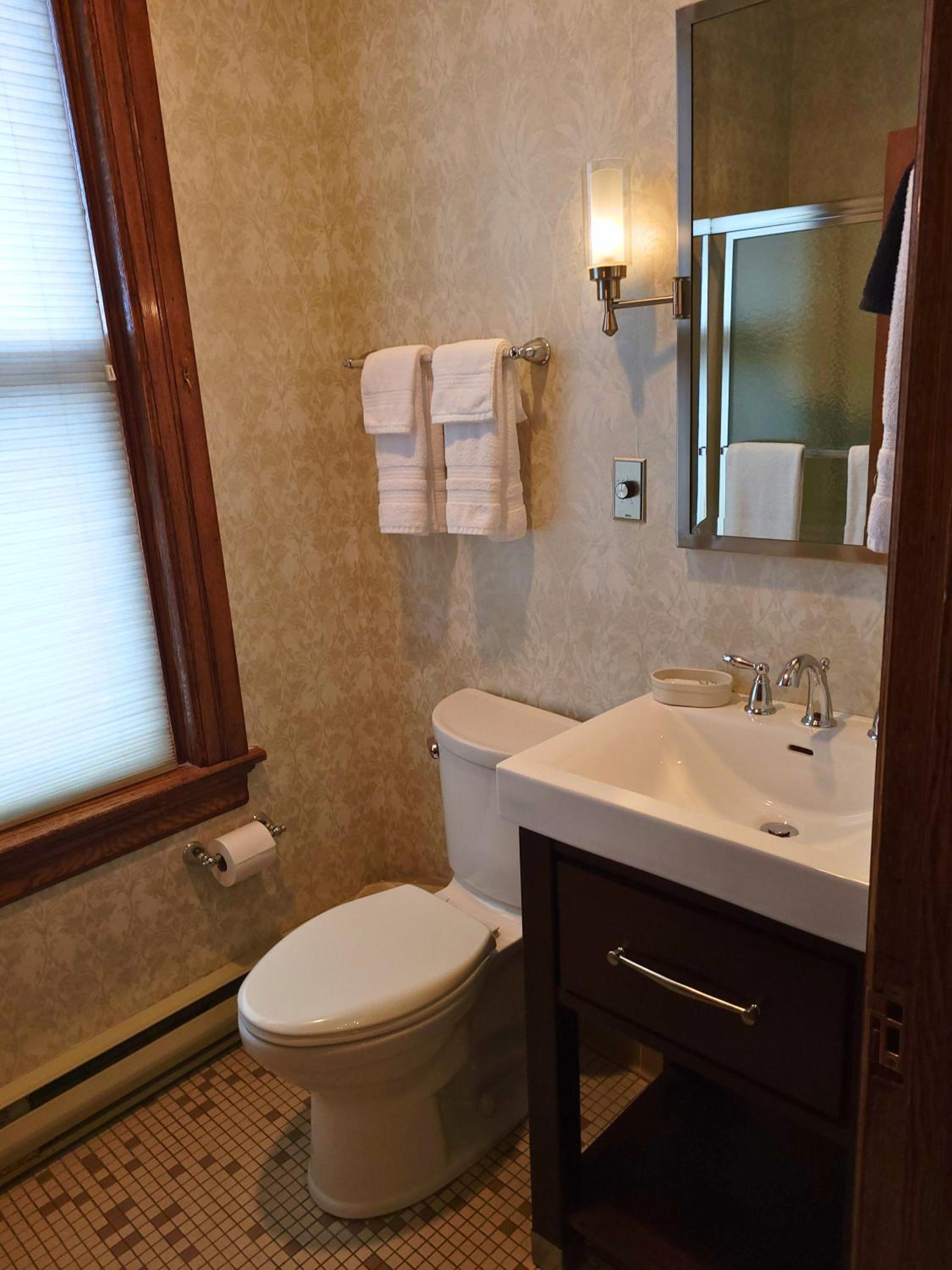 Queen Room with Two Queen Beds - Photo 4