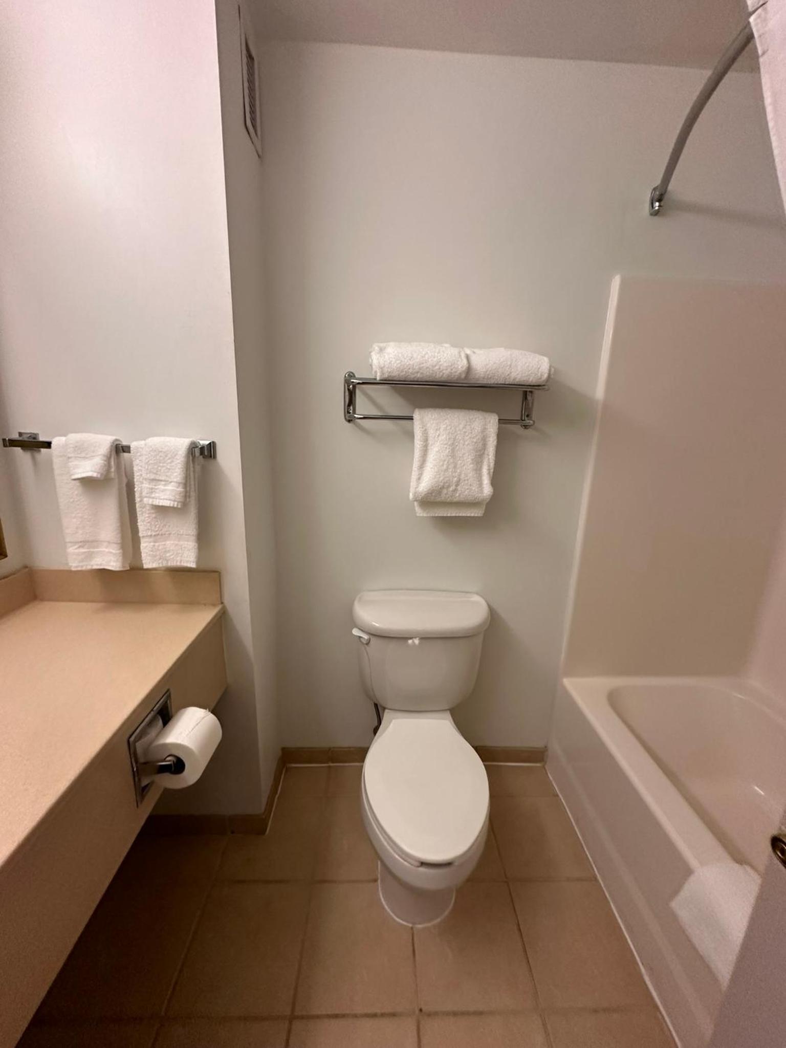 Quadruple Room With Two Queen Beds - Non Smoking/Pet Friendly photo 2