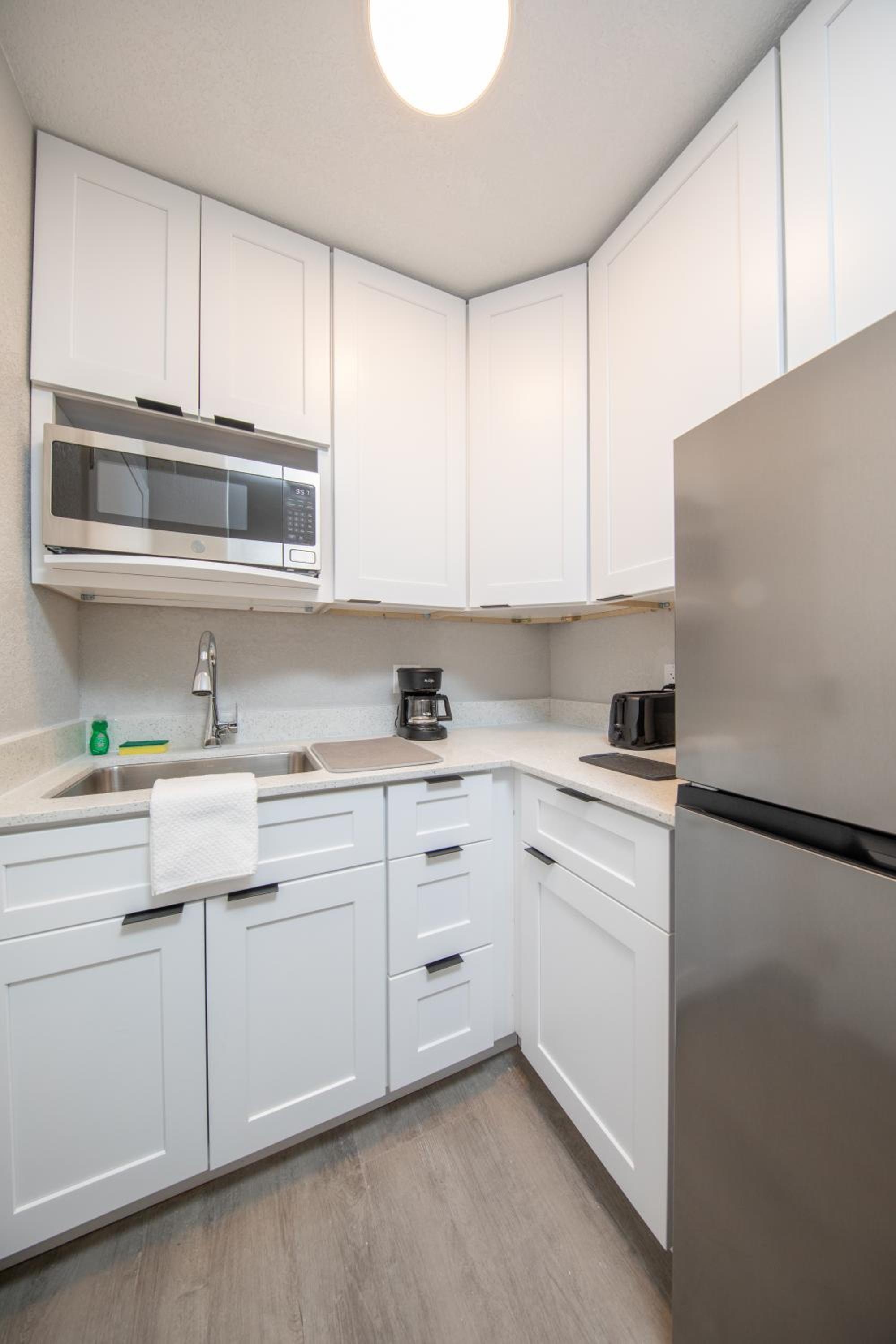 1 Queen Studio with Kitchenette, Non-Smoking photo 3