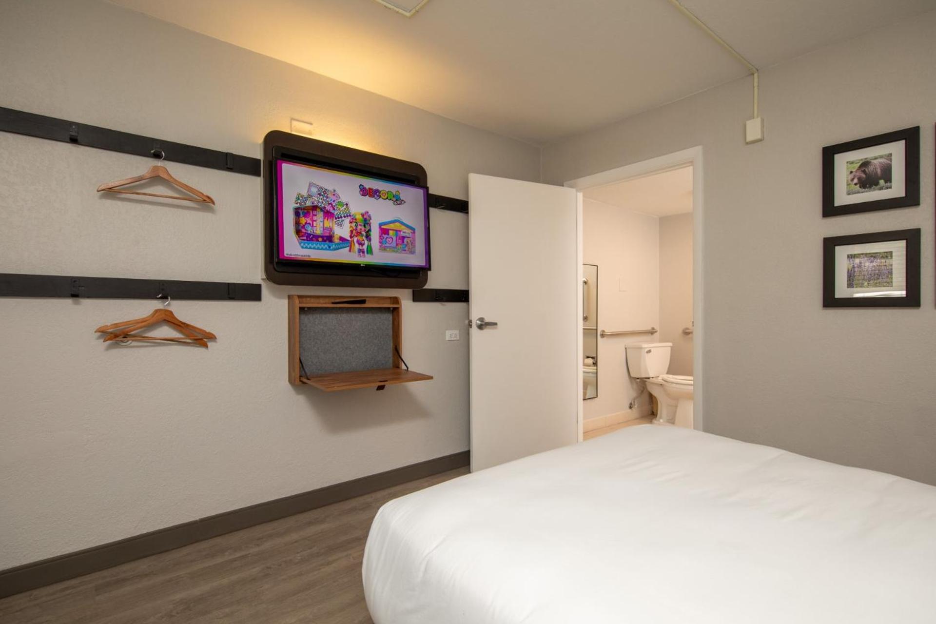 1 Full Bed ADA Bathtub with Hospitality Center photo 2
