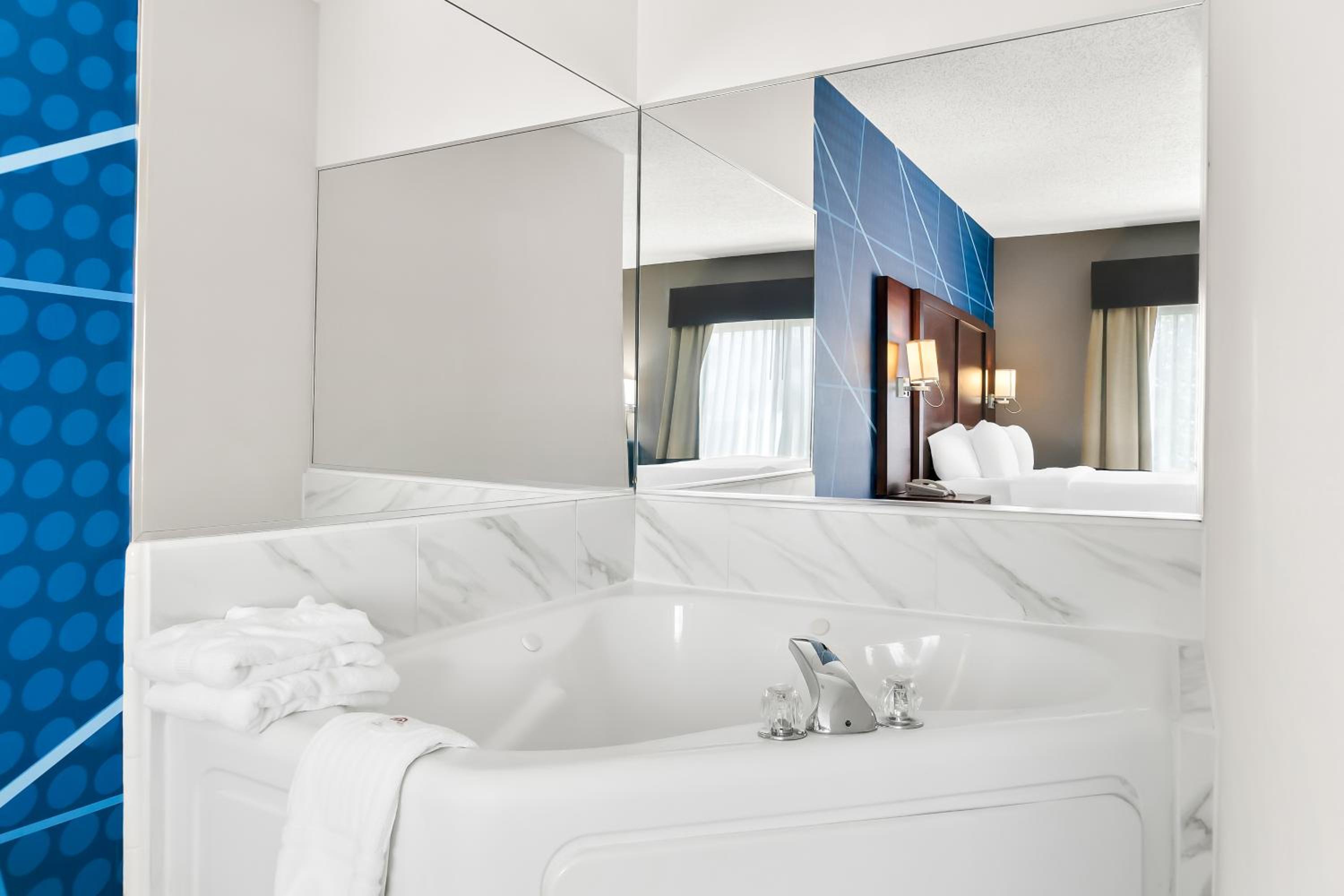 Superior King Suite - Non-Smoking - Photo 2