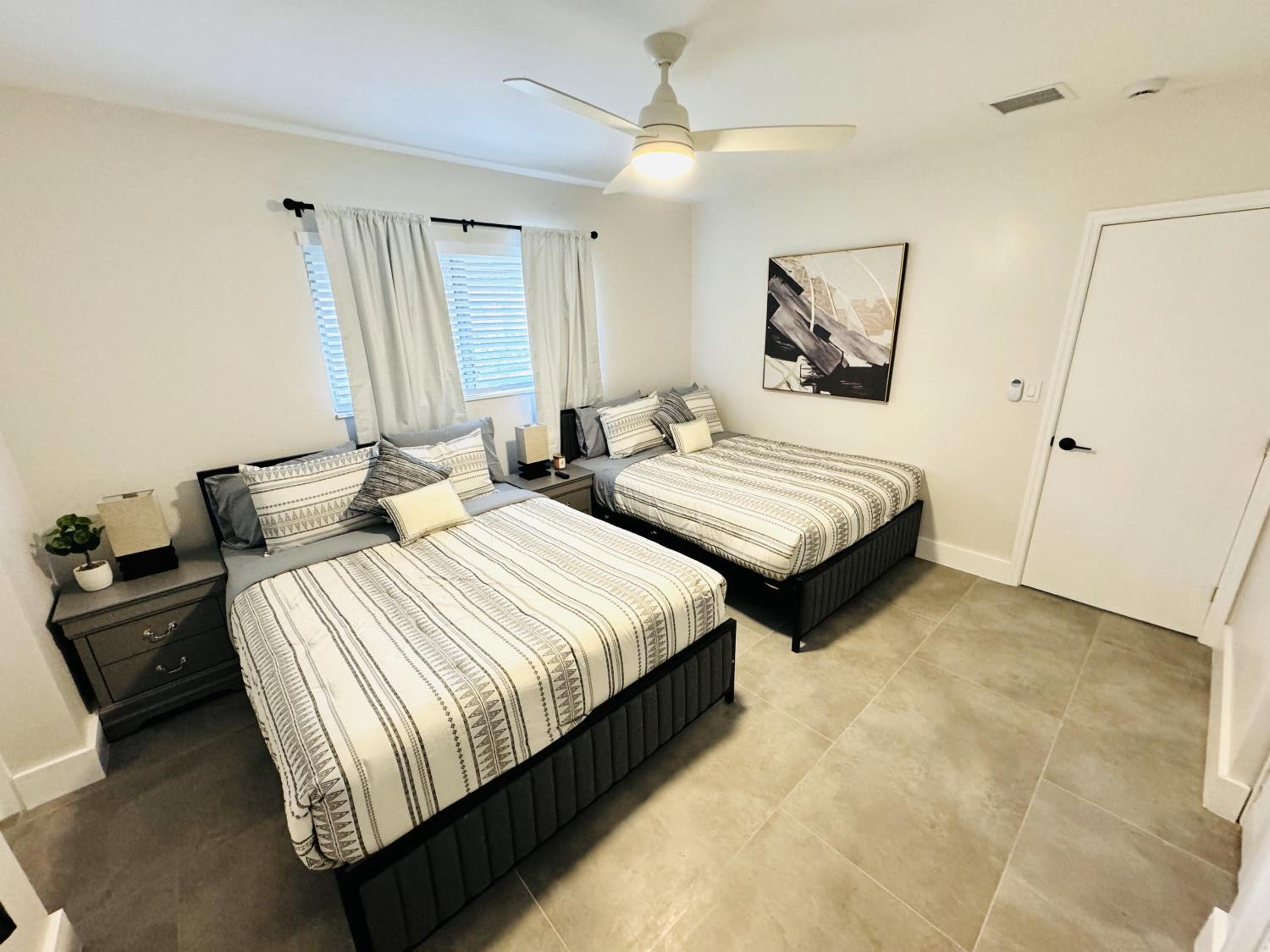 Deluxe-Drei-Zimmer-Drei-Badezimmer-Familienhaus mit privatem Hinterhof