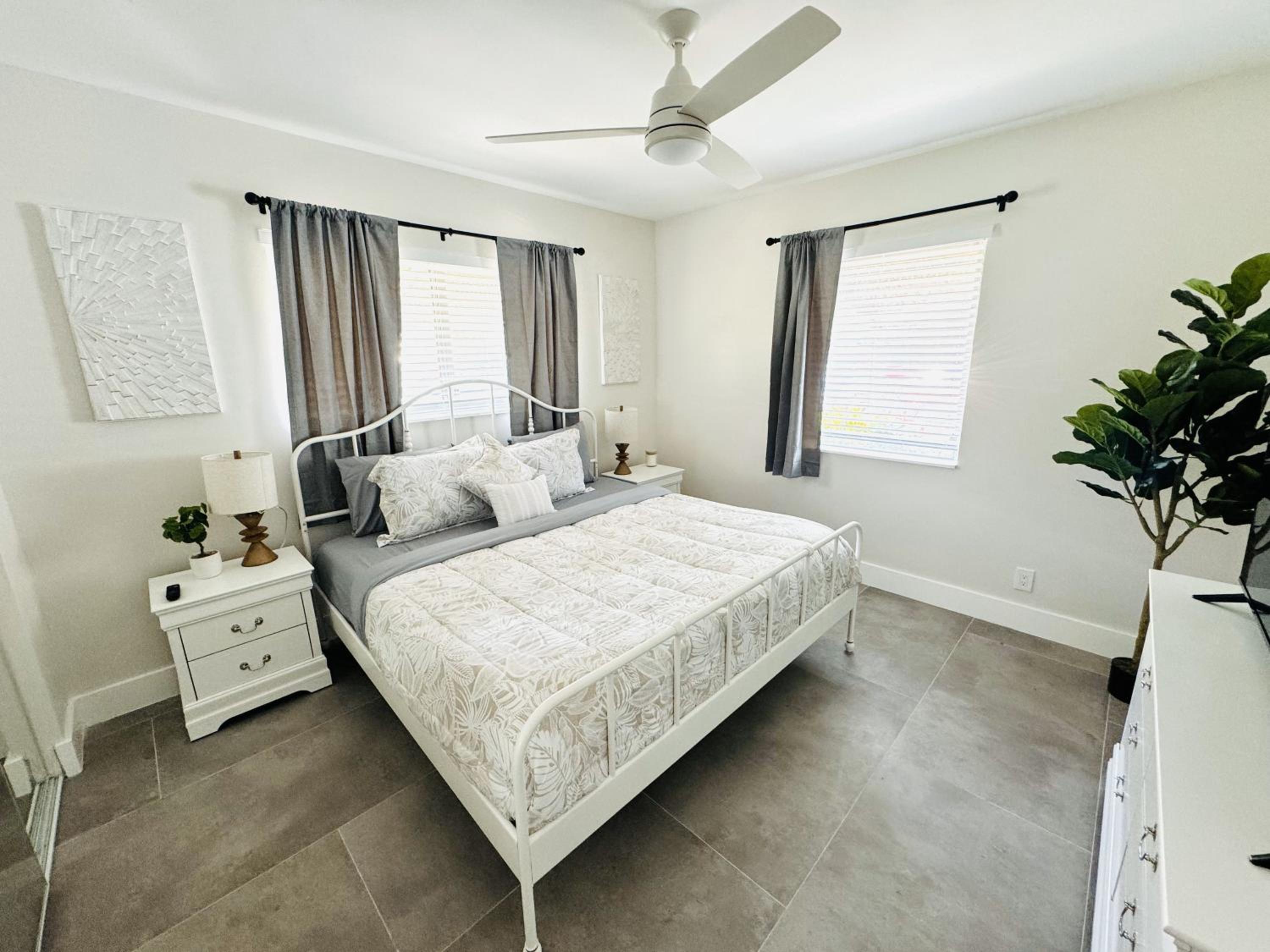 Deluxe Three Bedroom Three Bath, Family Home with Private Backyard photo 2