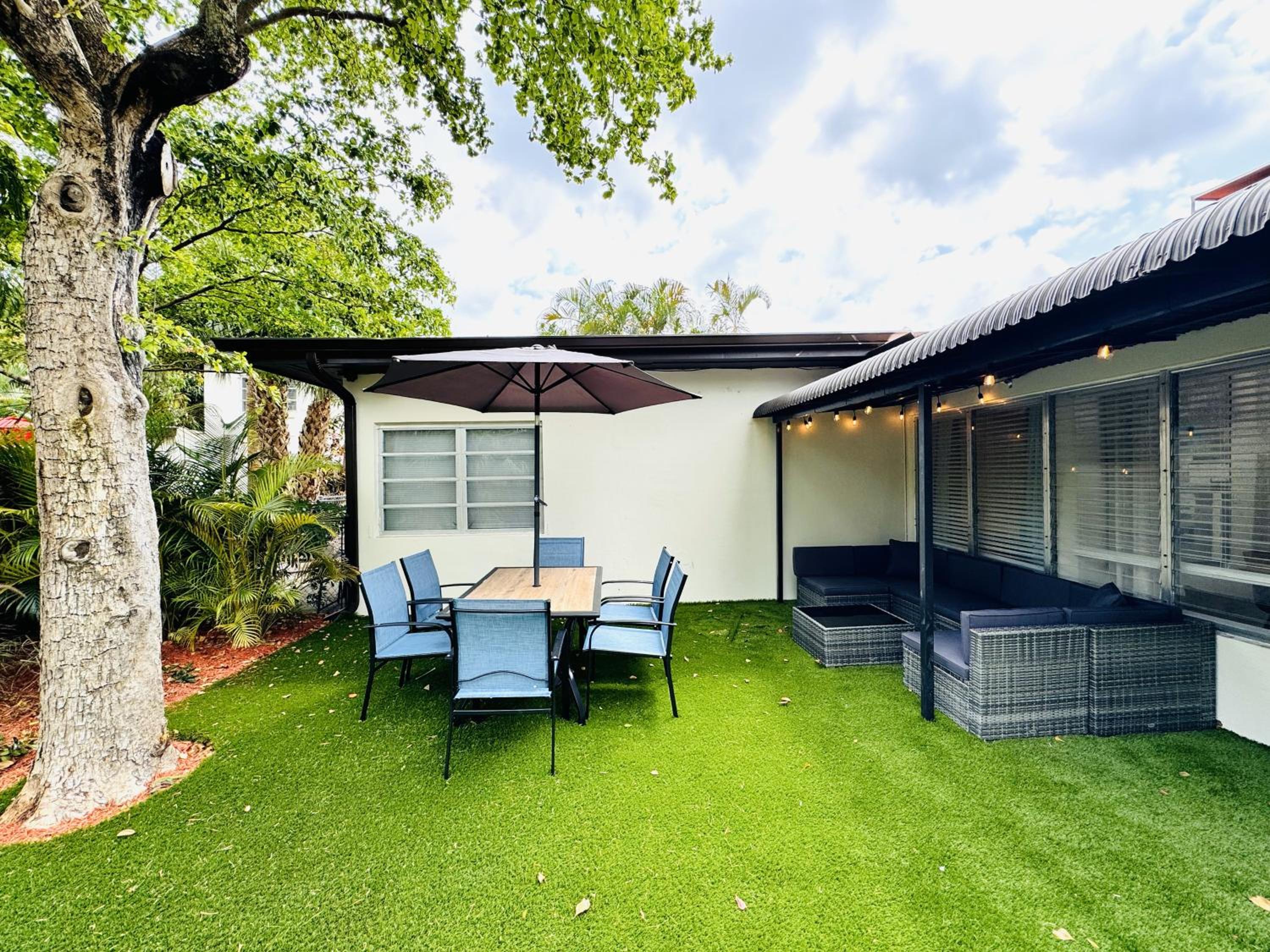 Deluxe Three Bedroom Three Bath, Family Home with Private Backyard photo 3