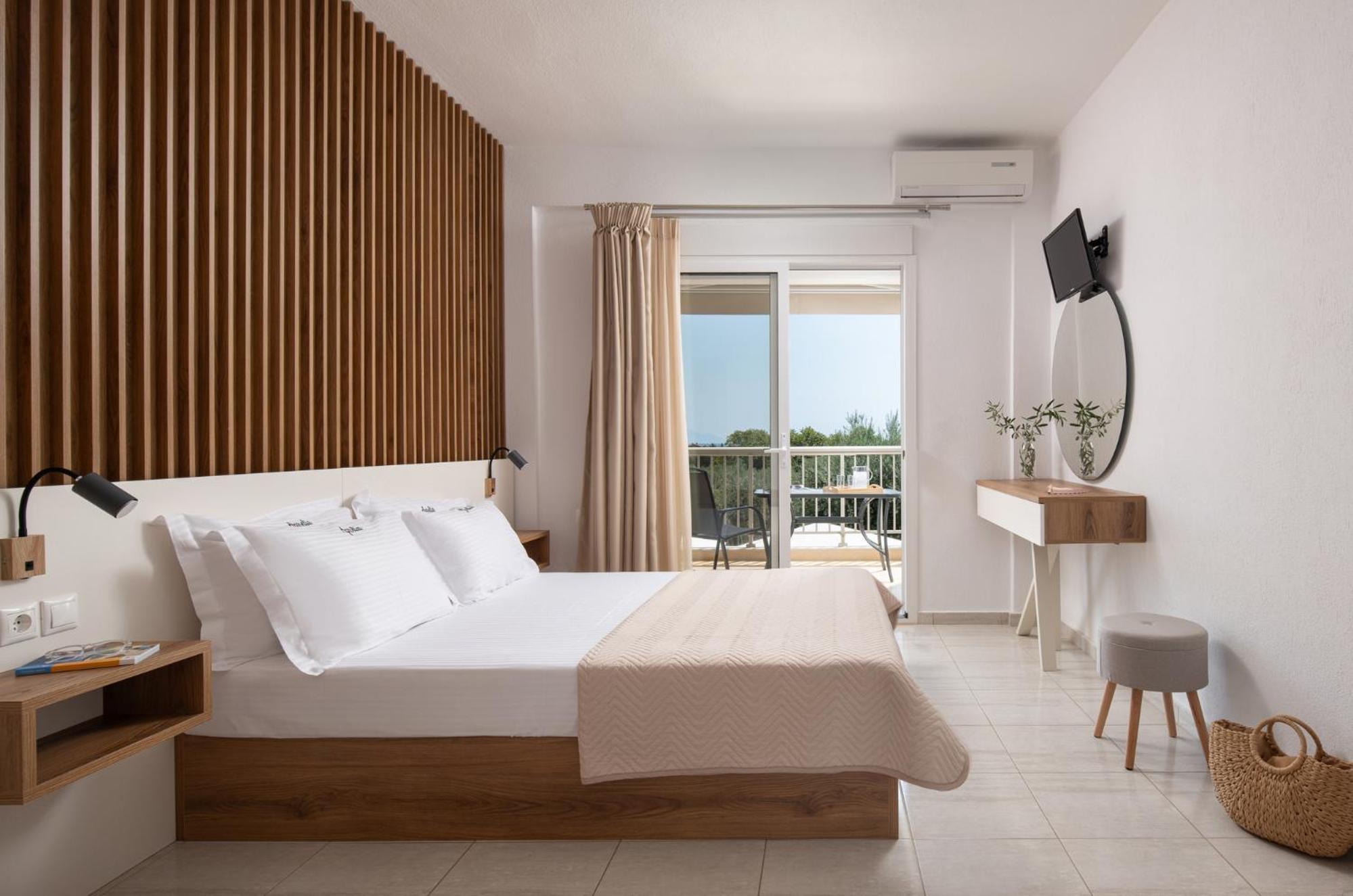 Deluxe Double Room with Balcony and Sea View