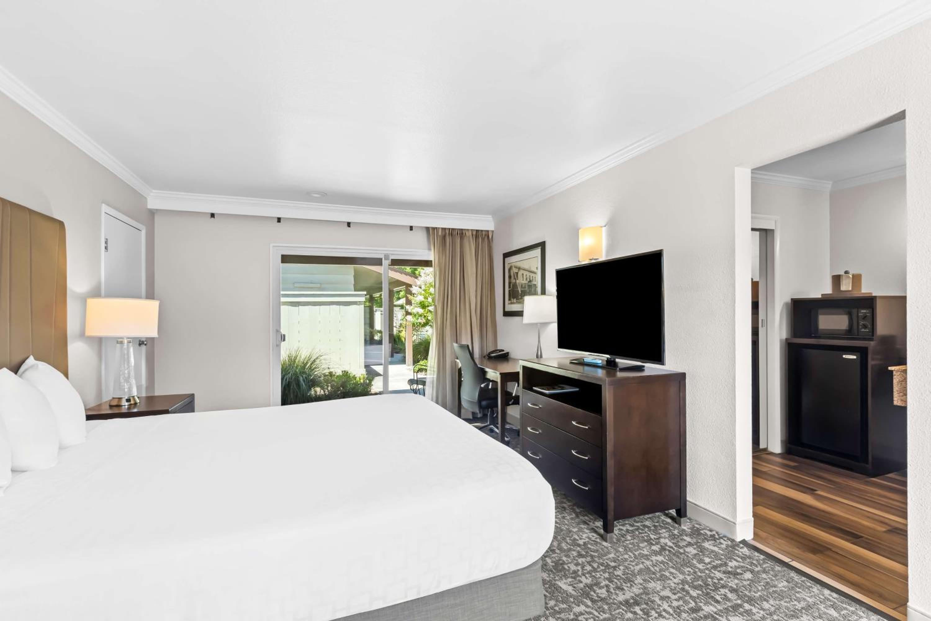 Family King Suite with Two Queen Beds - Non-Smoking - Photo 6