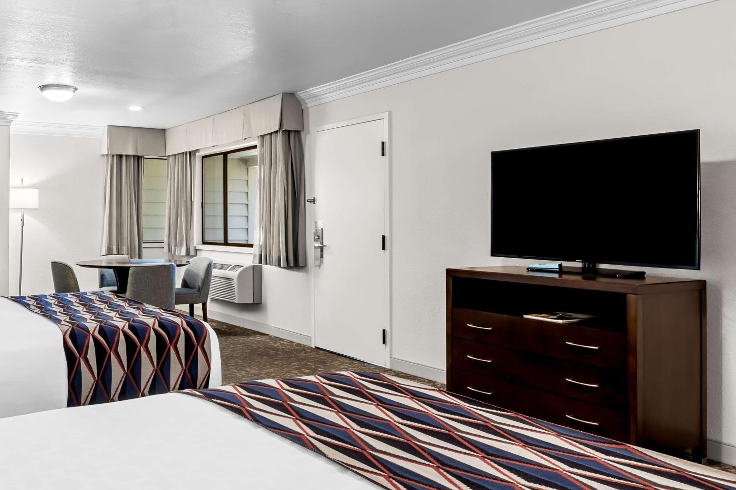Queen Room with Two Queen Beds and Sofa Bed - Non-Smoking - Photo 4