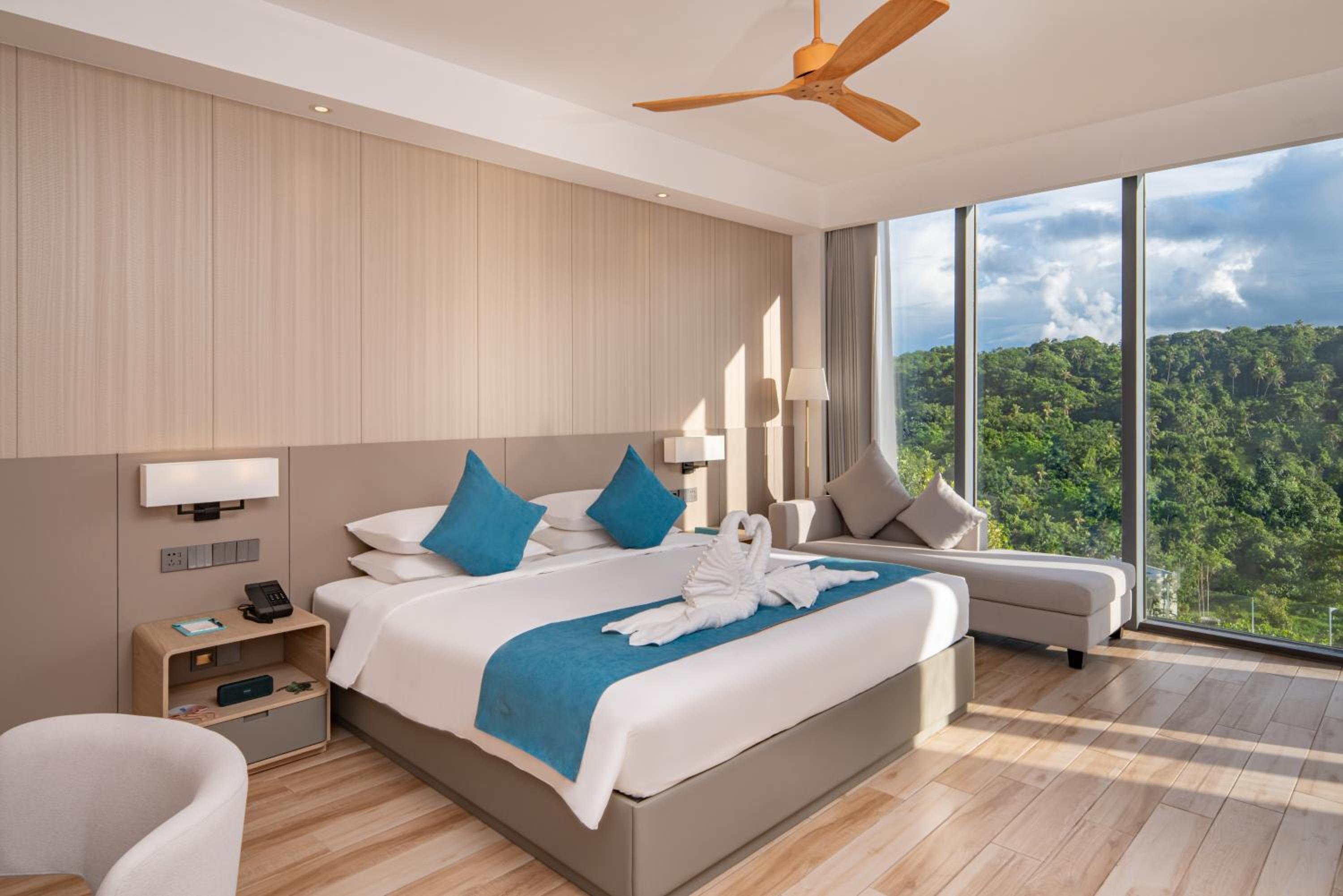 Signature Sunrise Suite photo 3