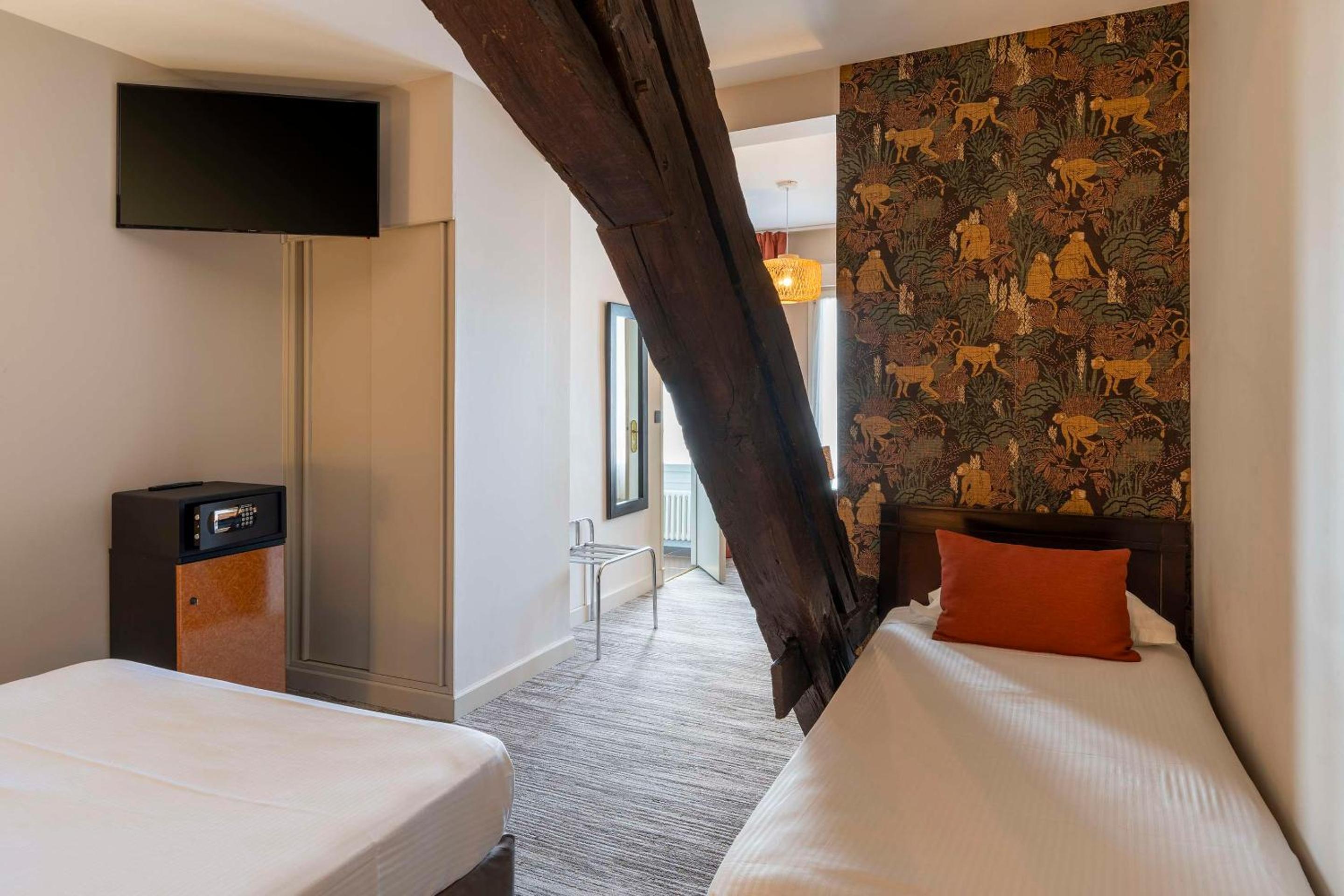 Superior Room with One Queen Bed and One Single Bed - Garden View/Non-Smoking photo 1