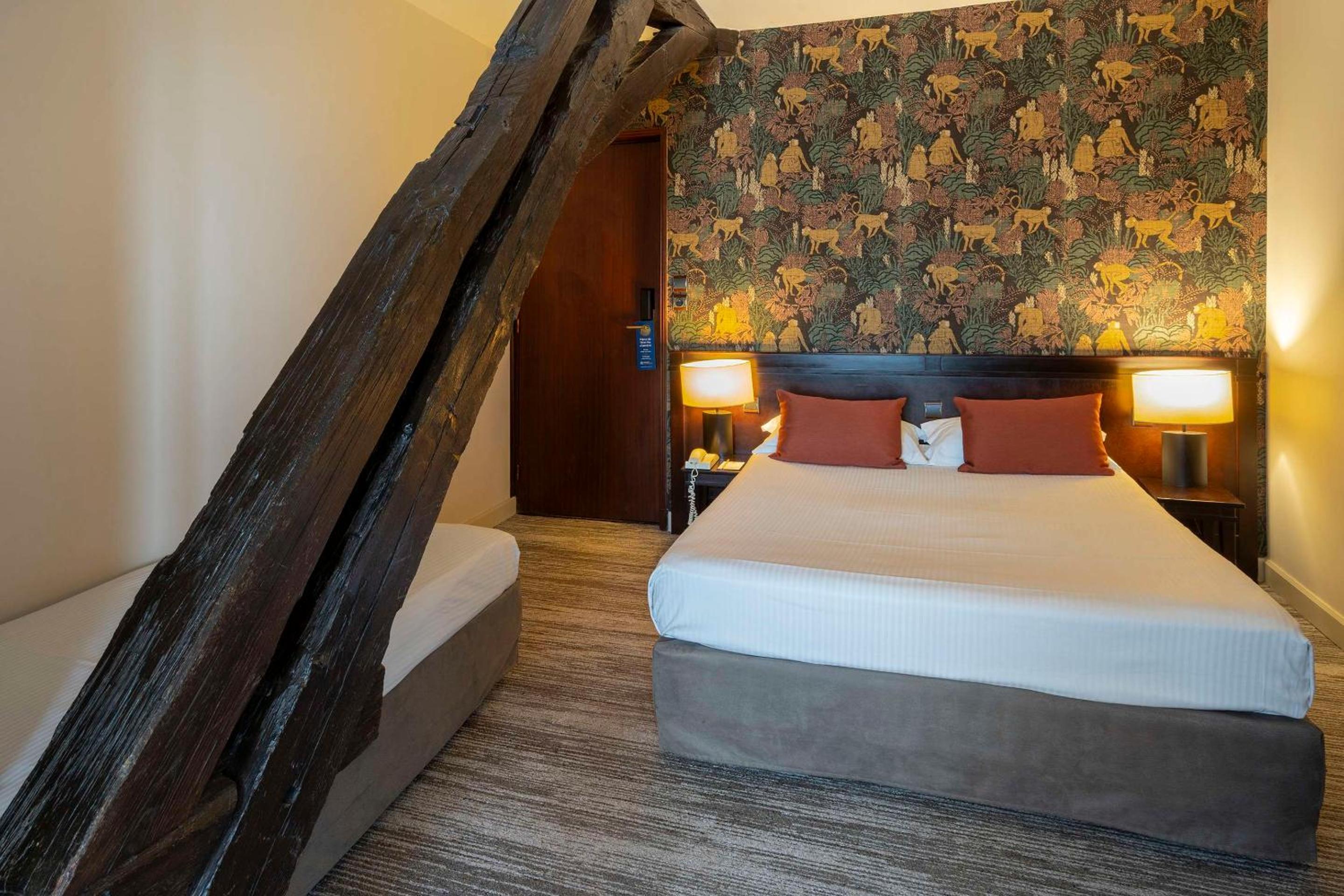 Superior Room with One Queen Bed and One Single Bed - Garden View/Non-Smoking photo 2
