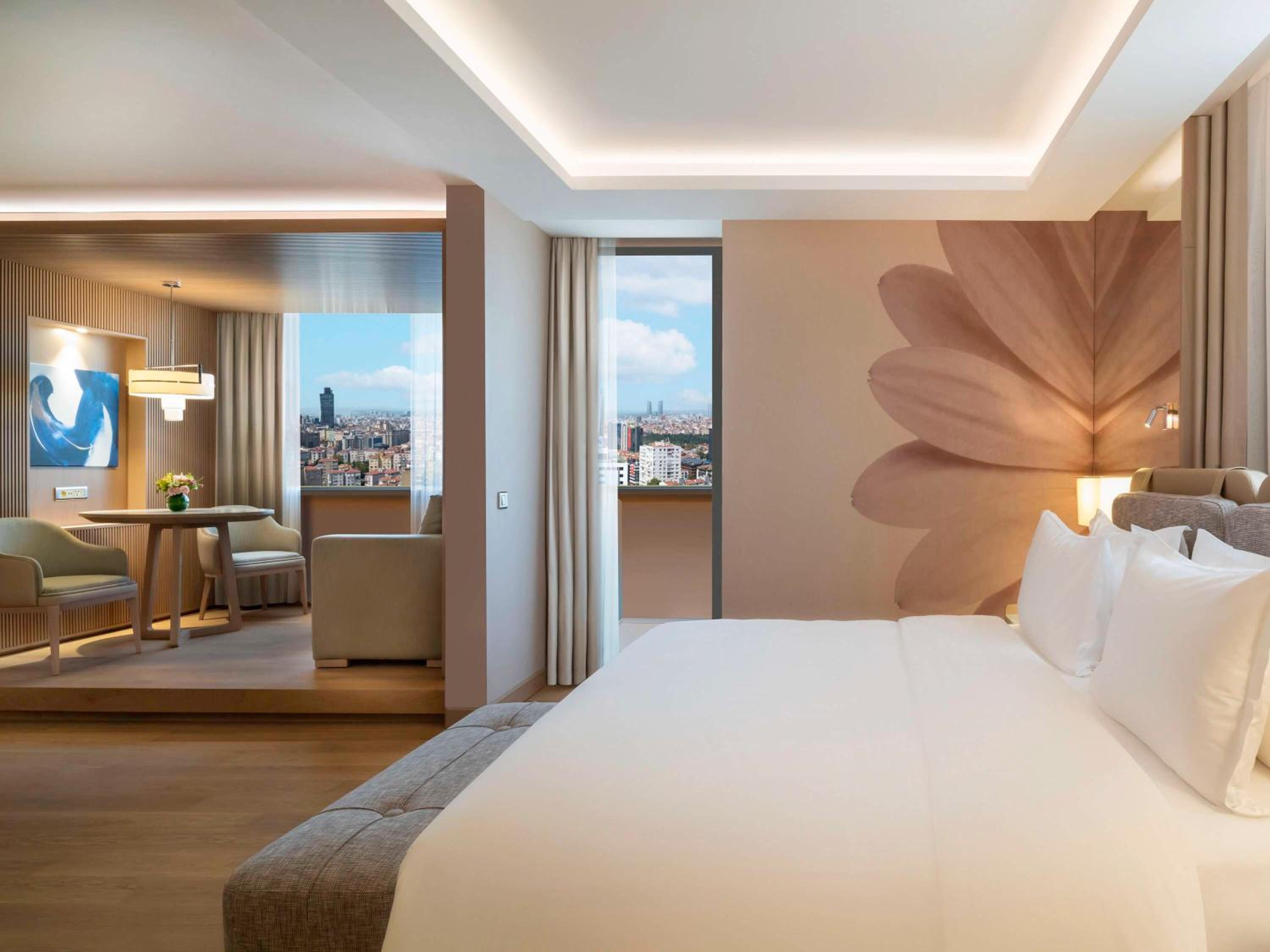 Junior Suite Room City View One King Bed - Photo 4